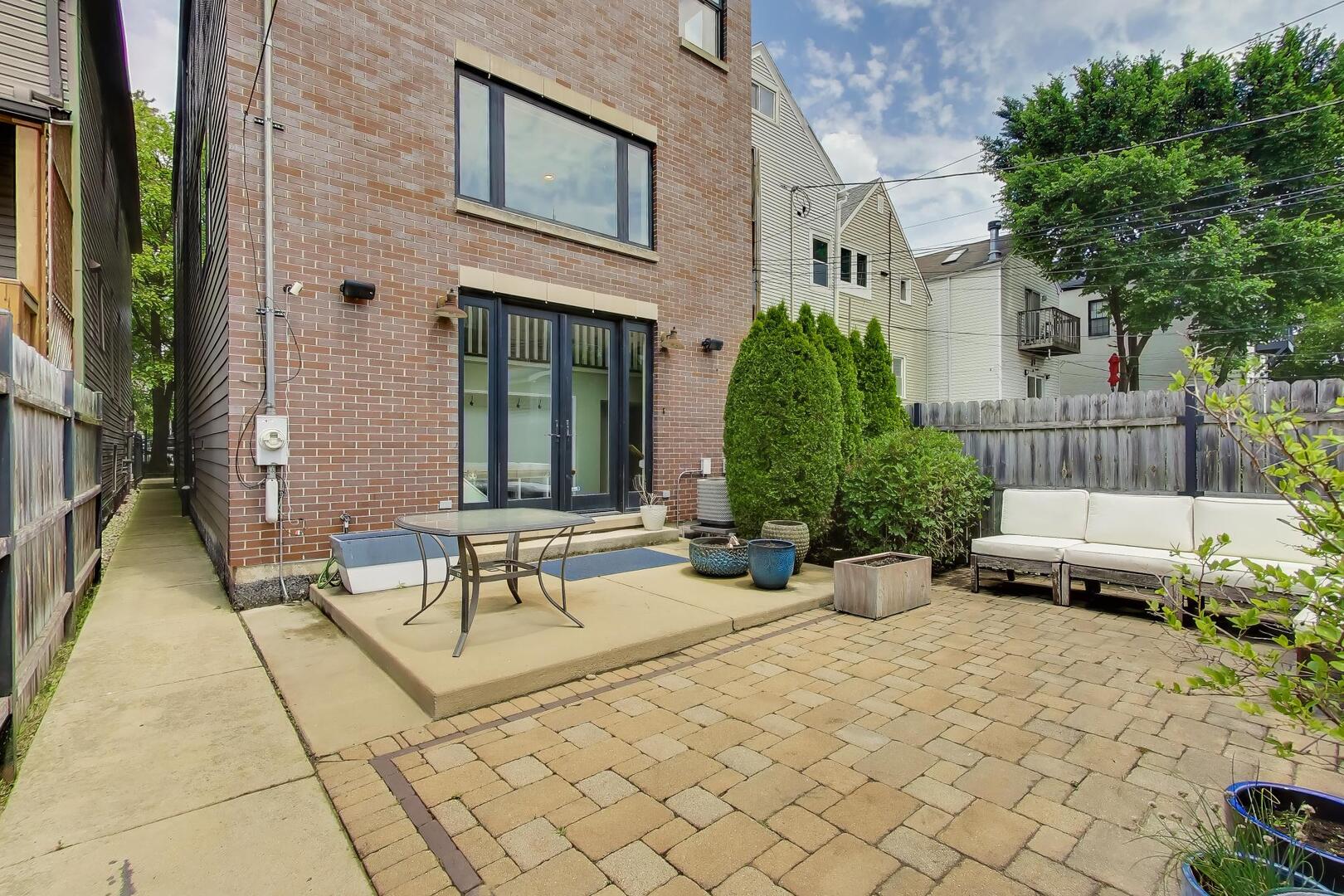 2439 W Moffat Street