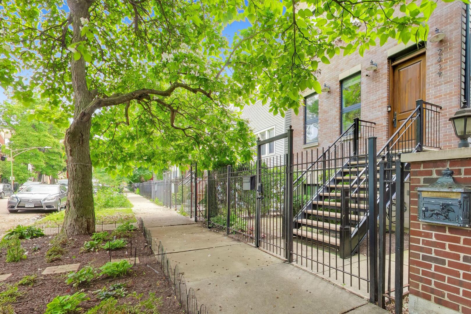 2439 W Moffat Street