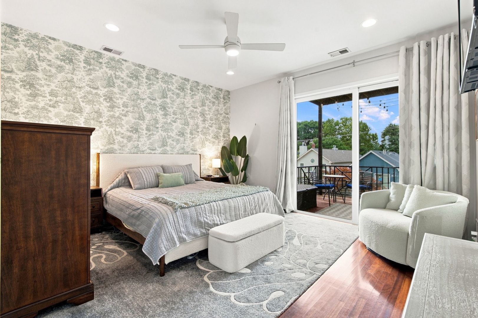 1925 W Irving Park Road Unit: 3