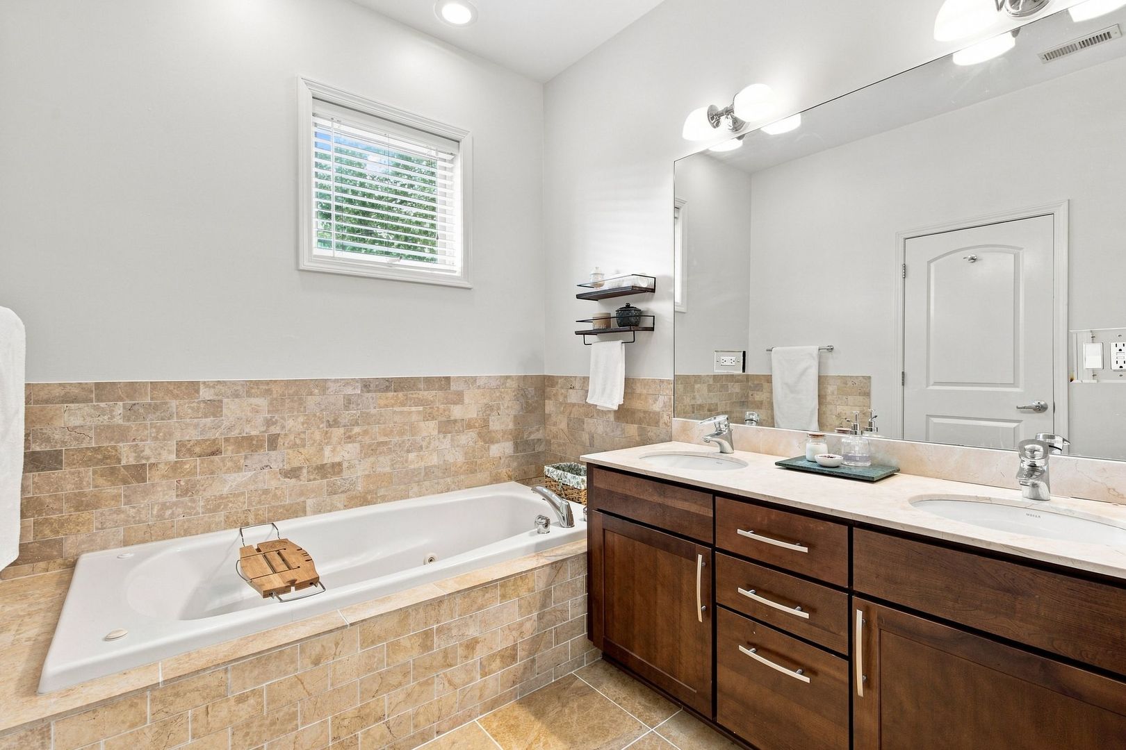 1925 W Irving Park Road Unit: 3