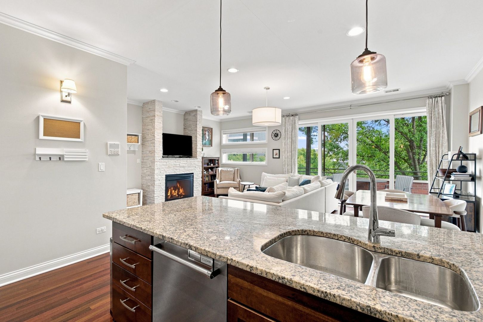 1925 W Irving Park Road Unit: 3