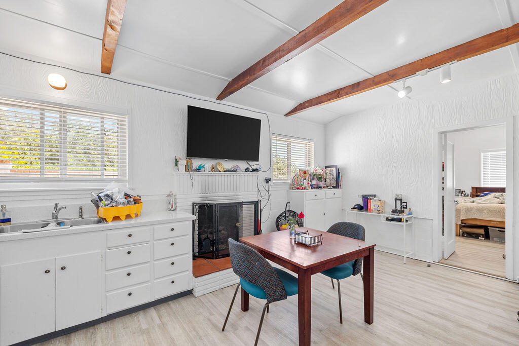 4400 Meadowlark Lane