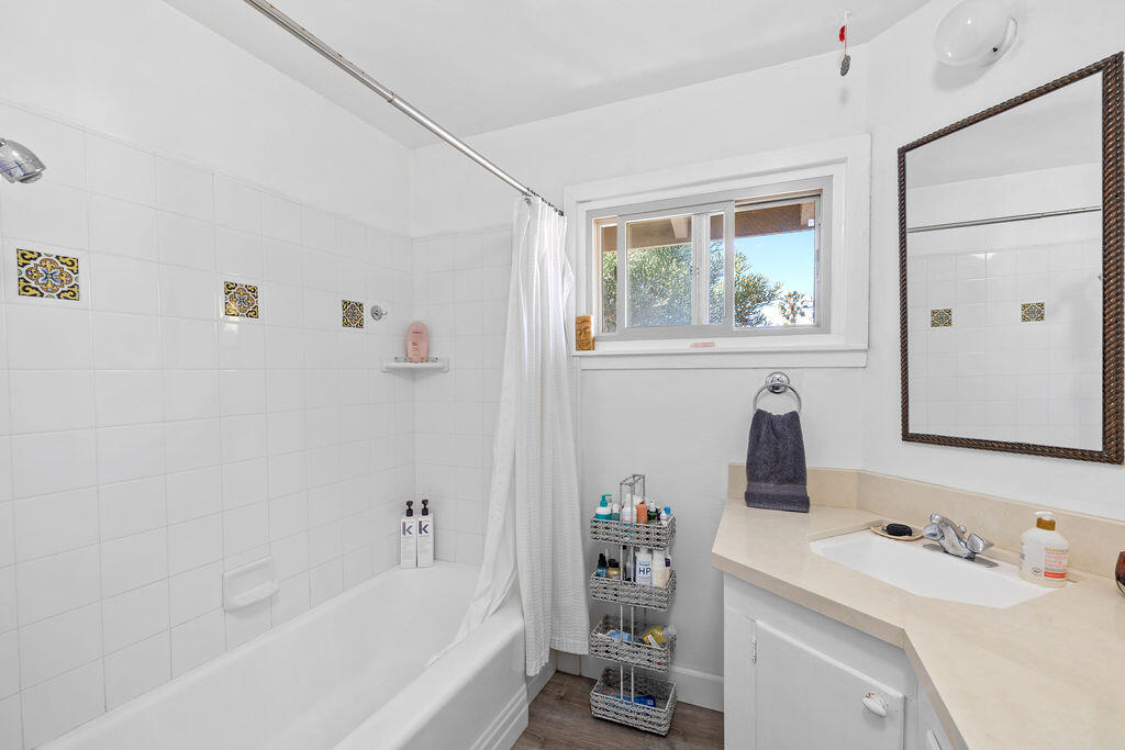 4400 Meadowlark Lane