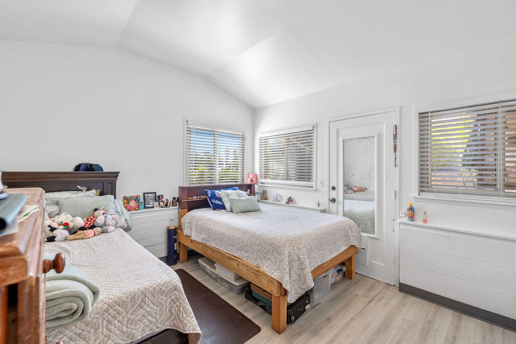 4400 Meadowlark Lane