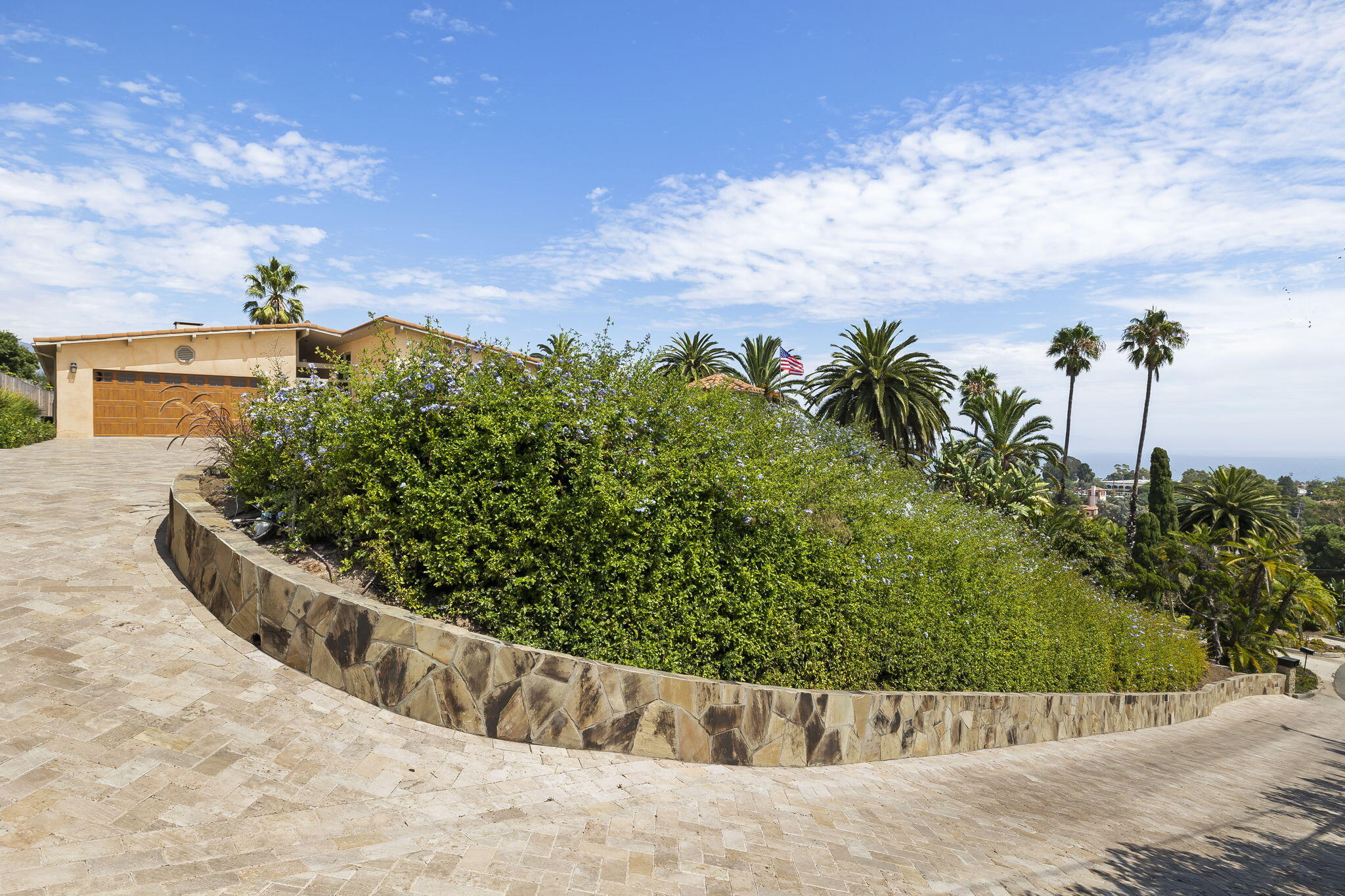 550 Miramonte Drive