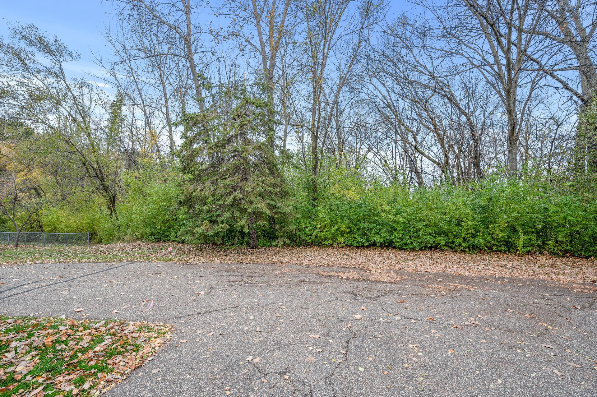 2293 Mailand Road E