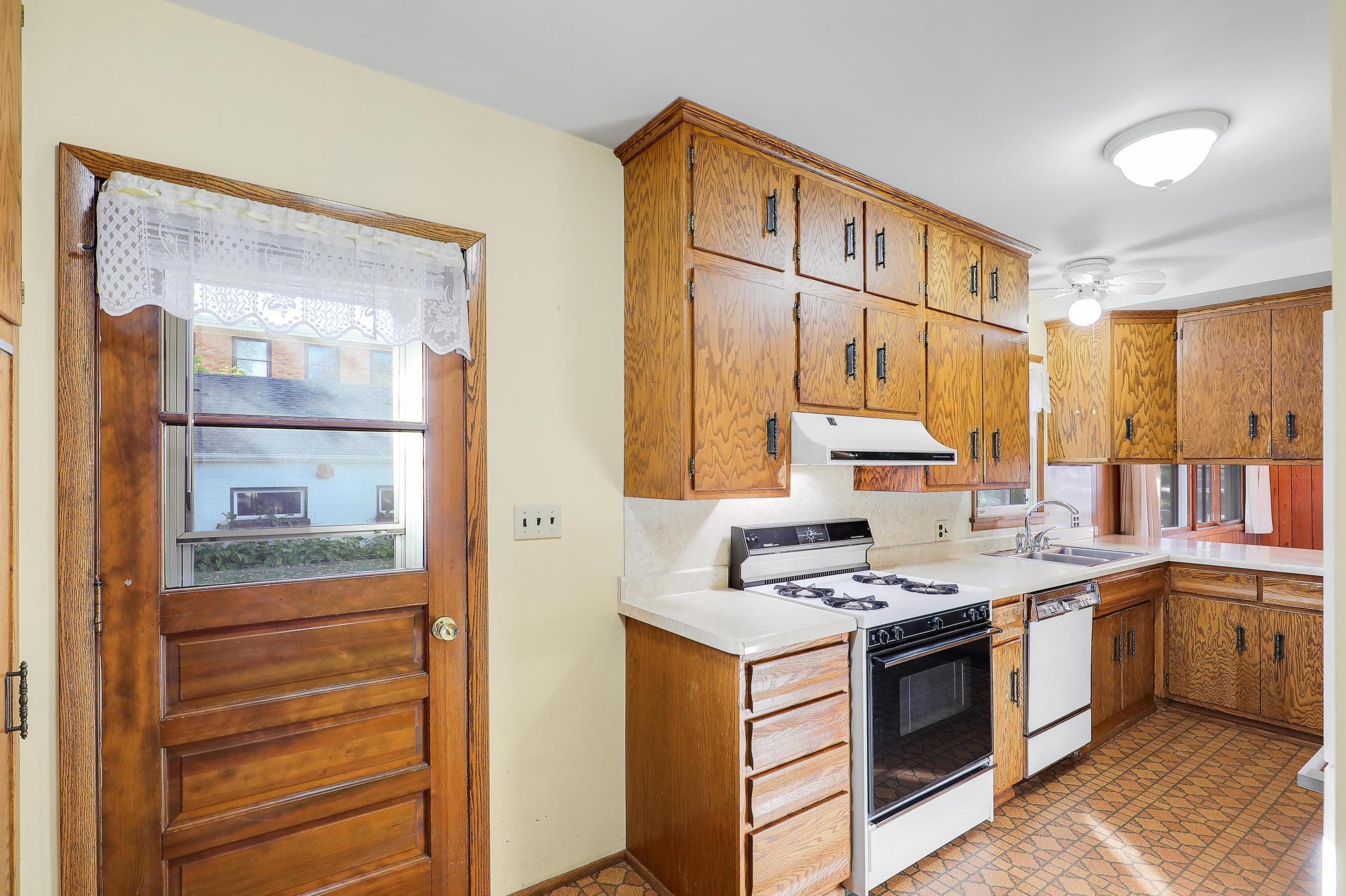 1964 Arlington Avenue E