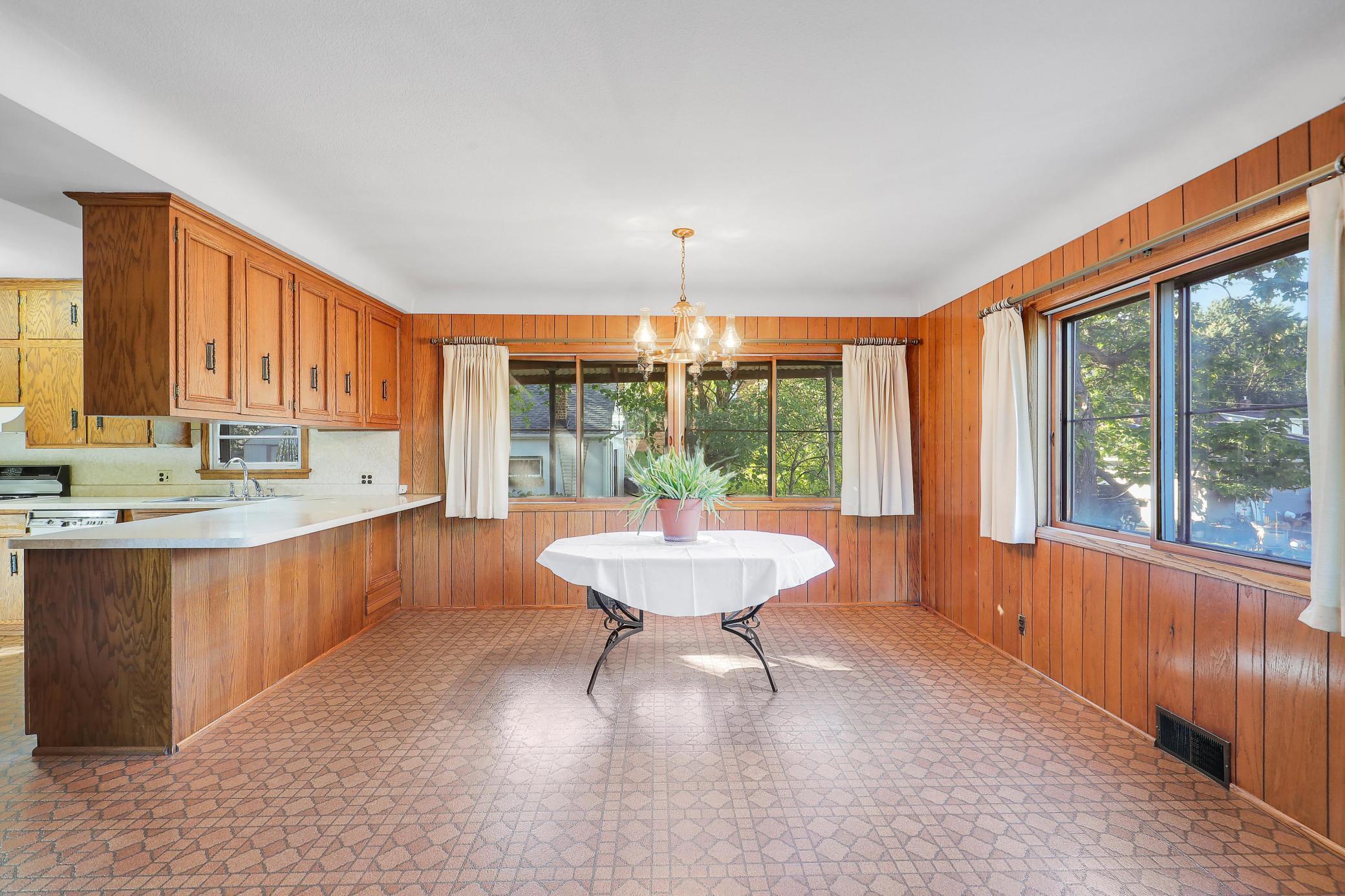 1964 Arlington Avenue E