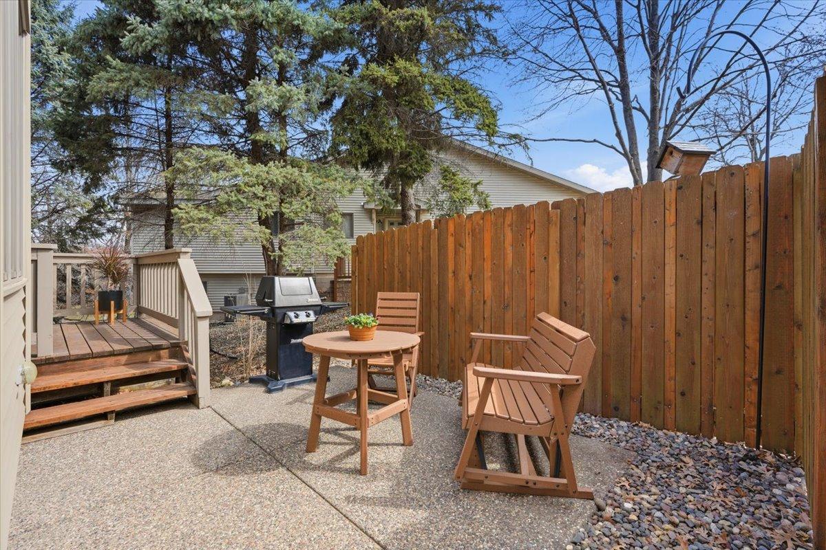 561 Deer Ridge Lane S