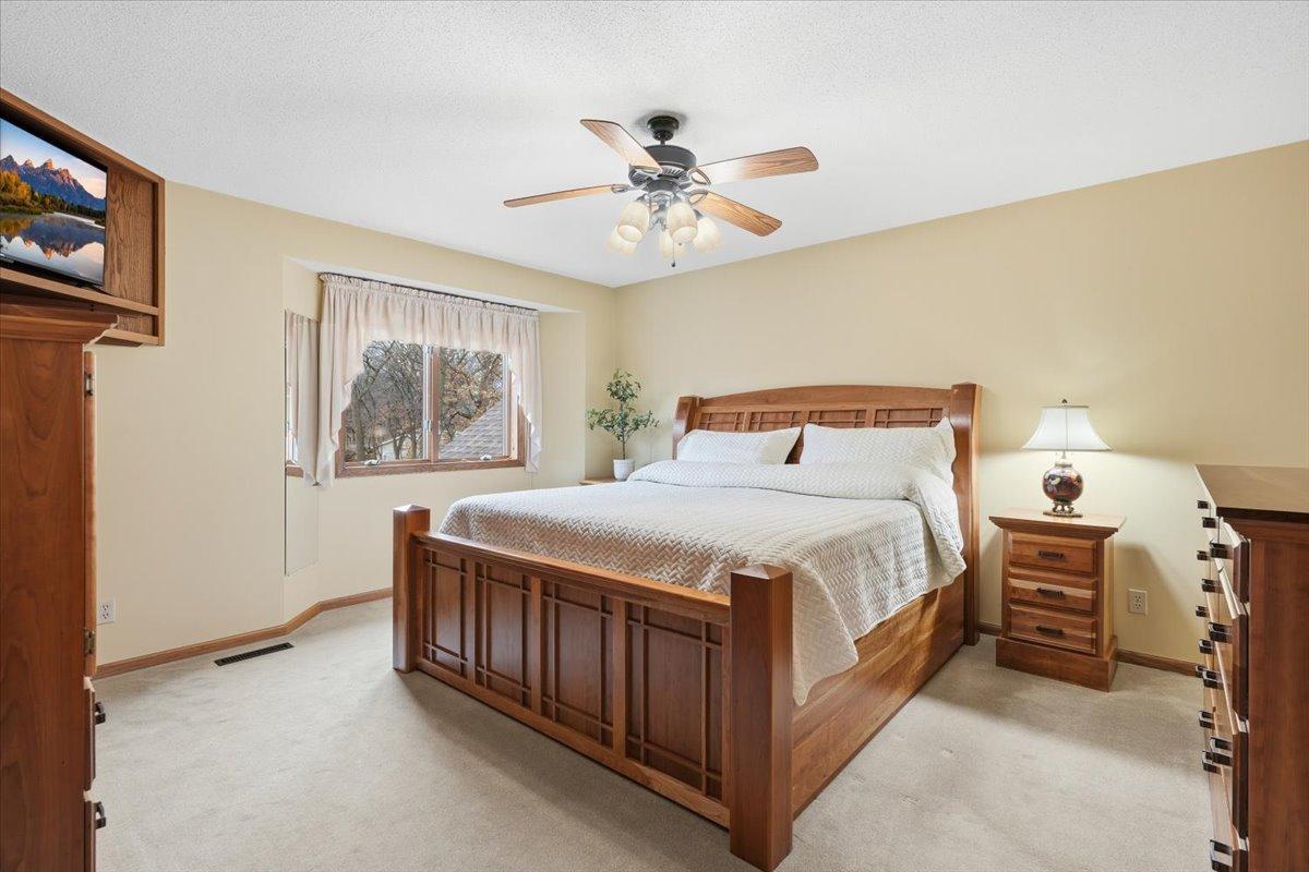 561 Deer Ridge Lane S