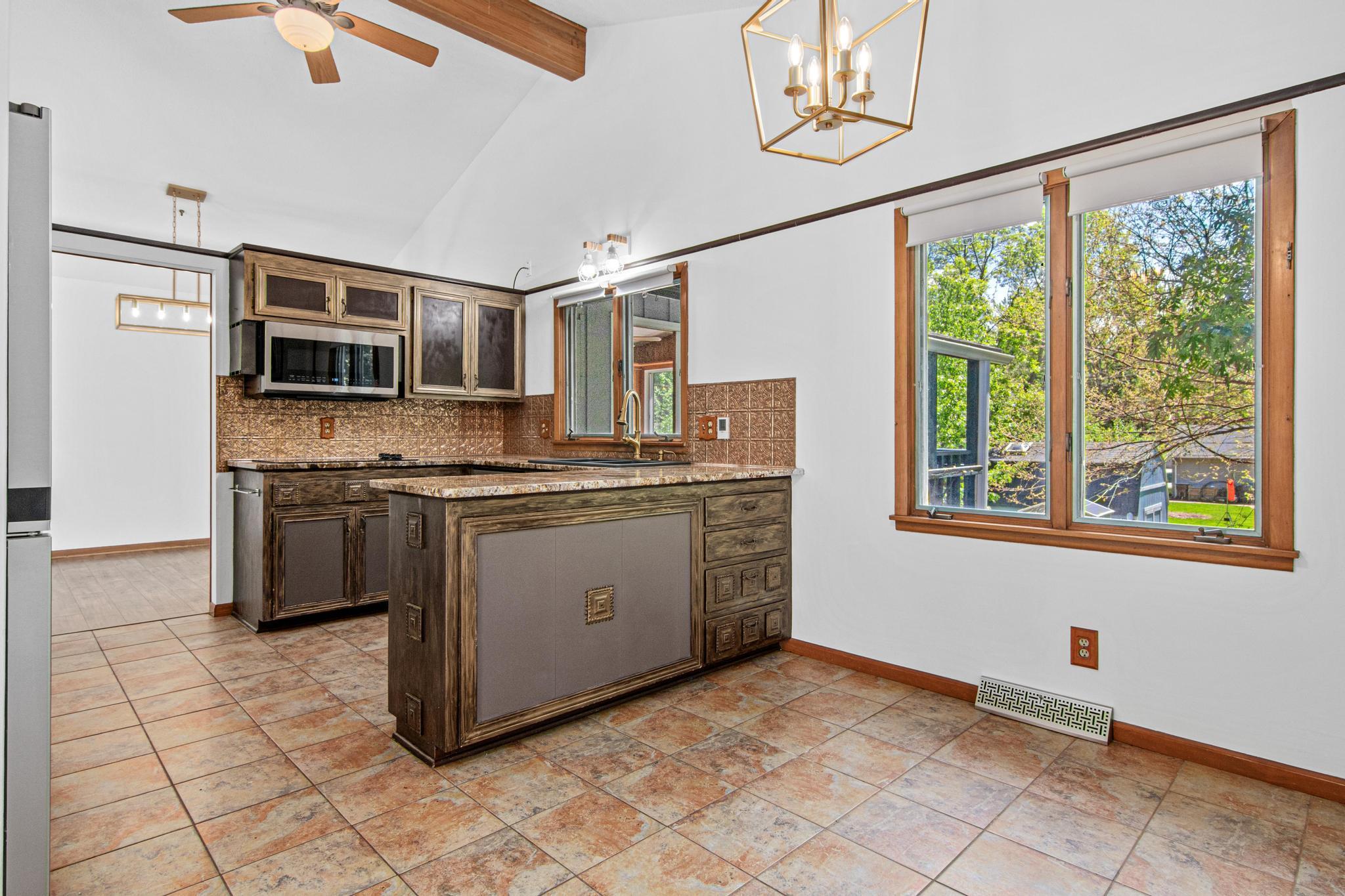 344 Thompson Avenue W