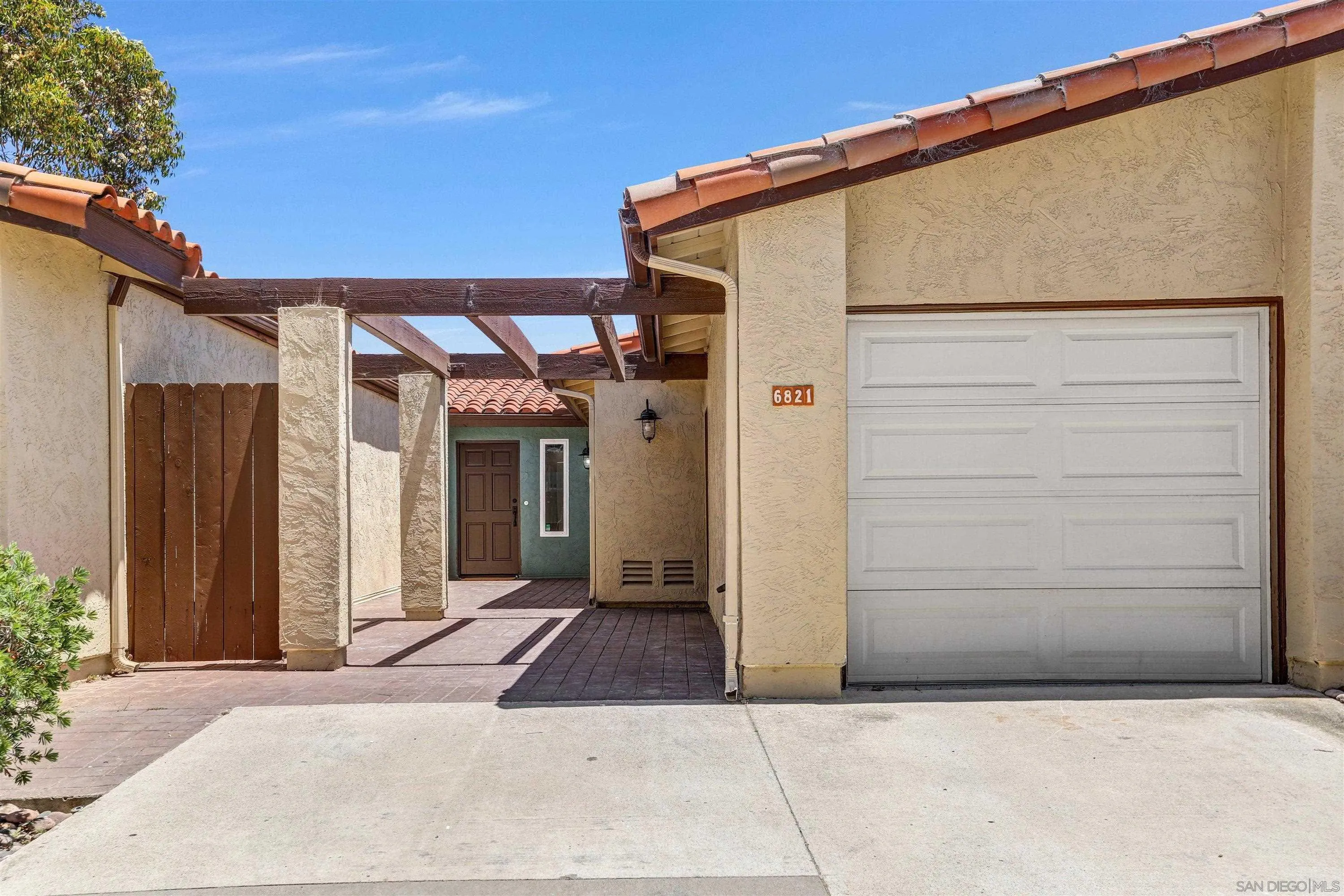 6821 Fashion Hills Blvd