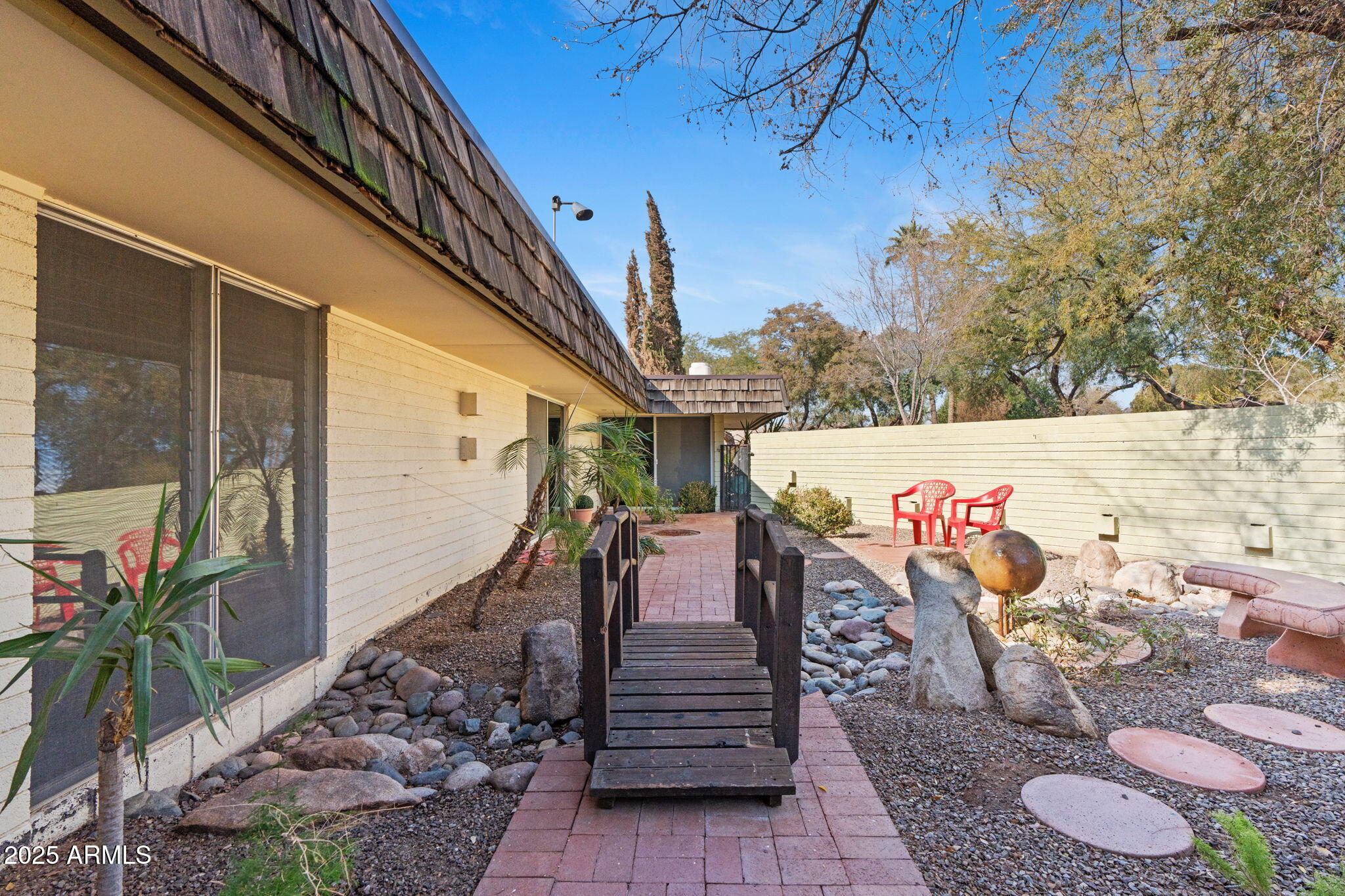 203 W ALEGRE Drive