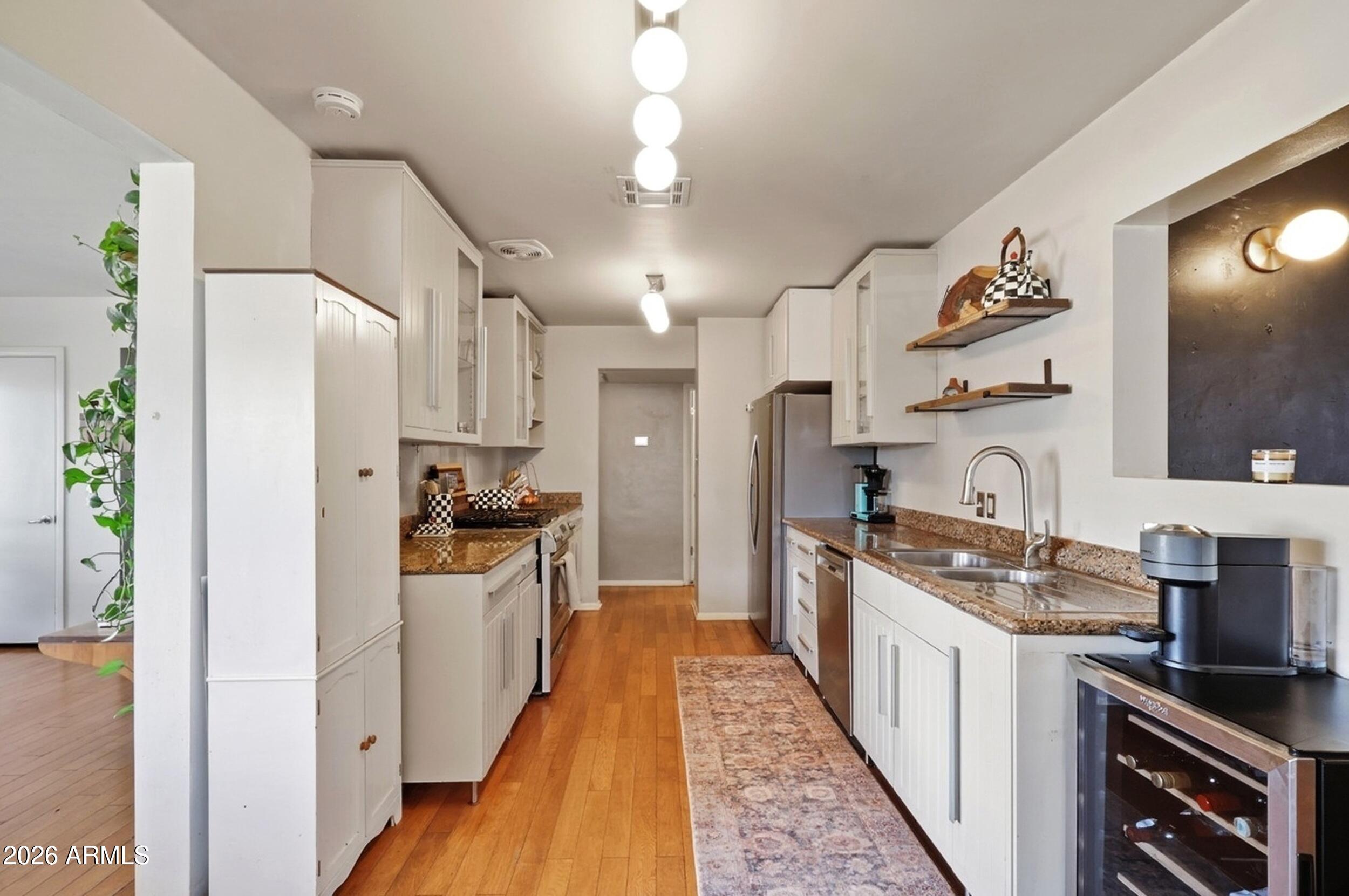 1831 E MINNEZONA Avenue