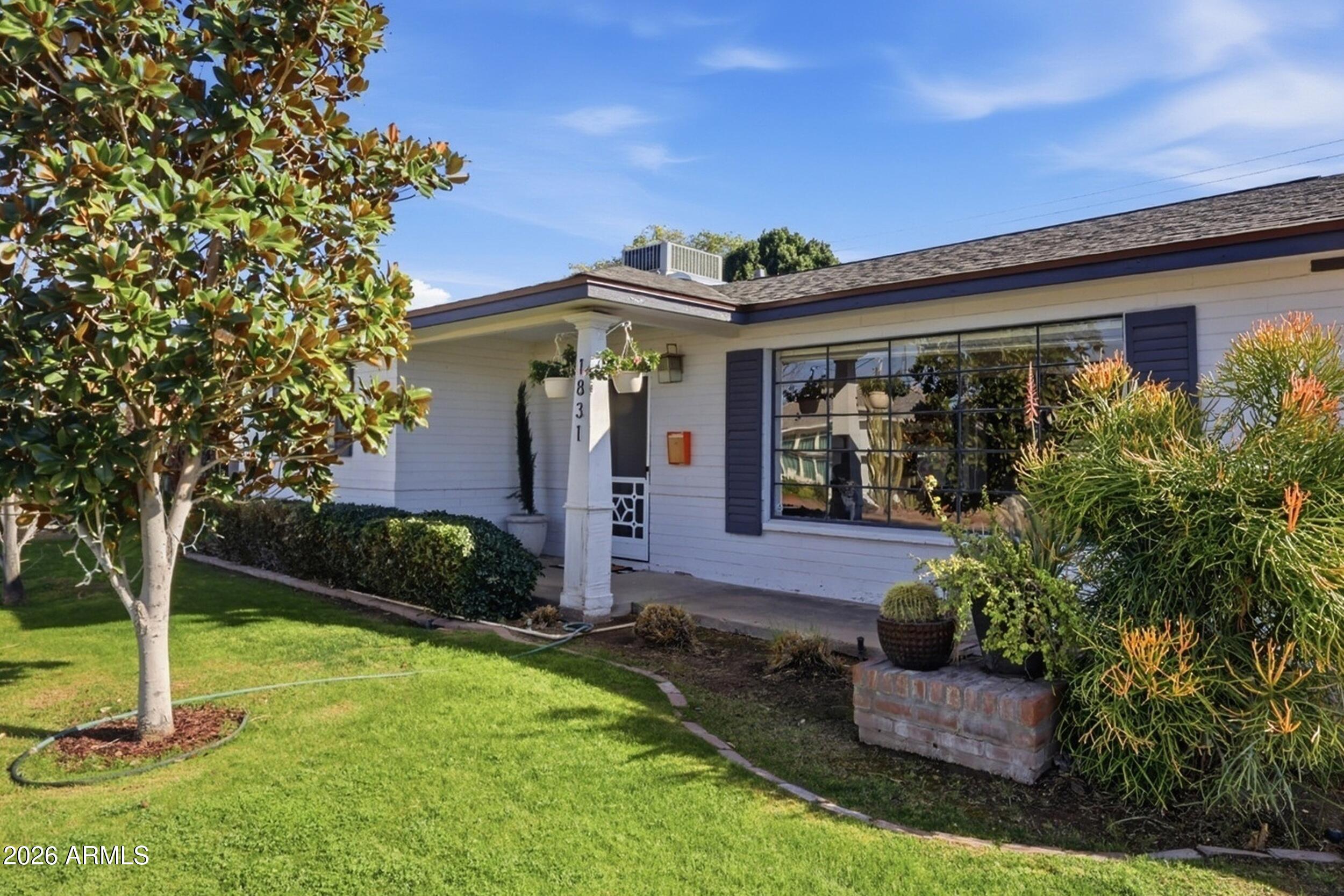 1831 E MINNEZONA Avenue