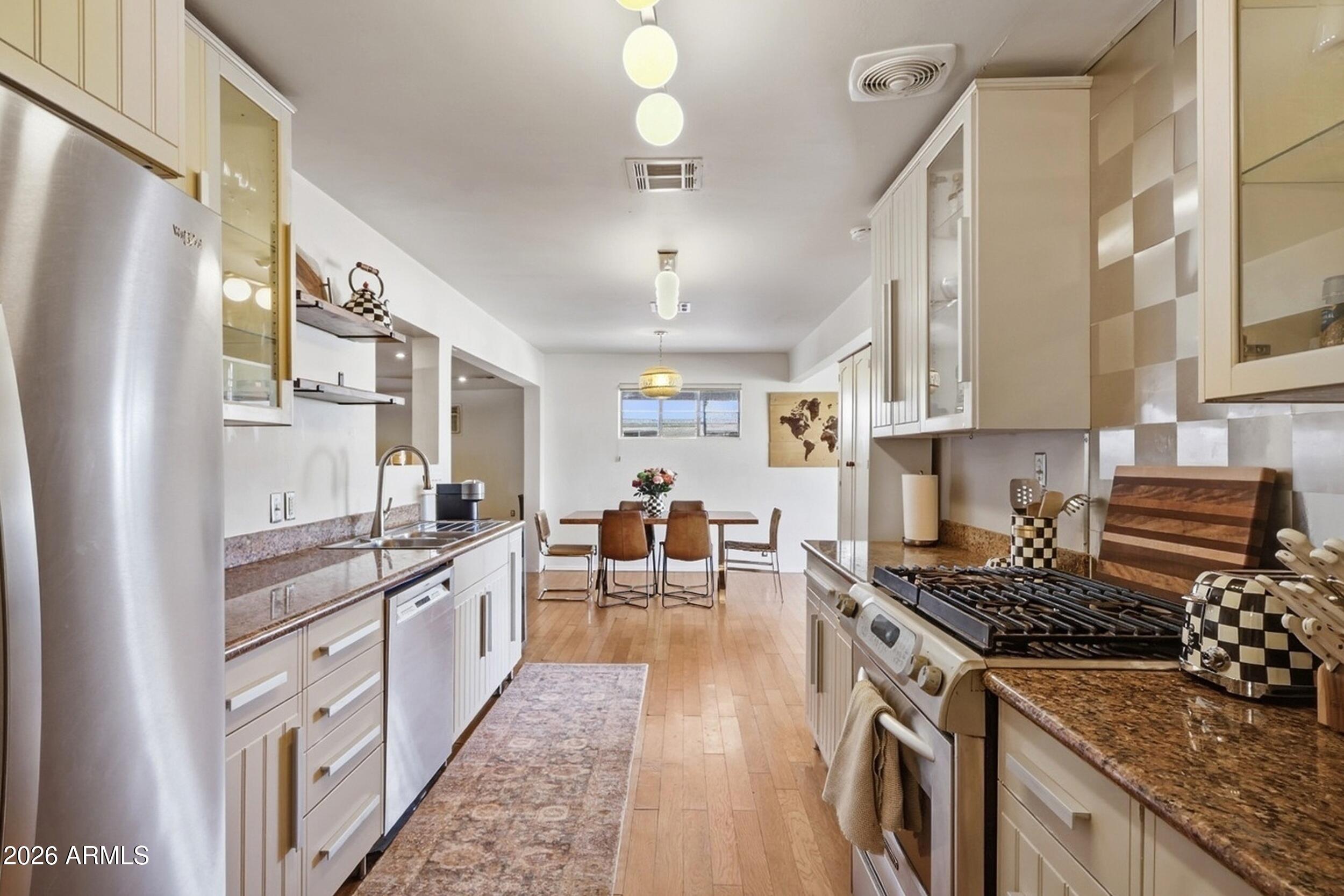 1831 E MINNEZONA Avenue