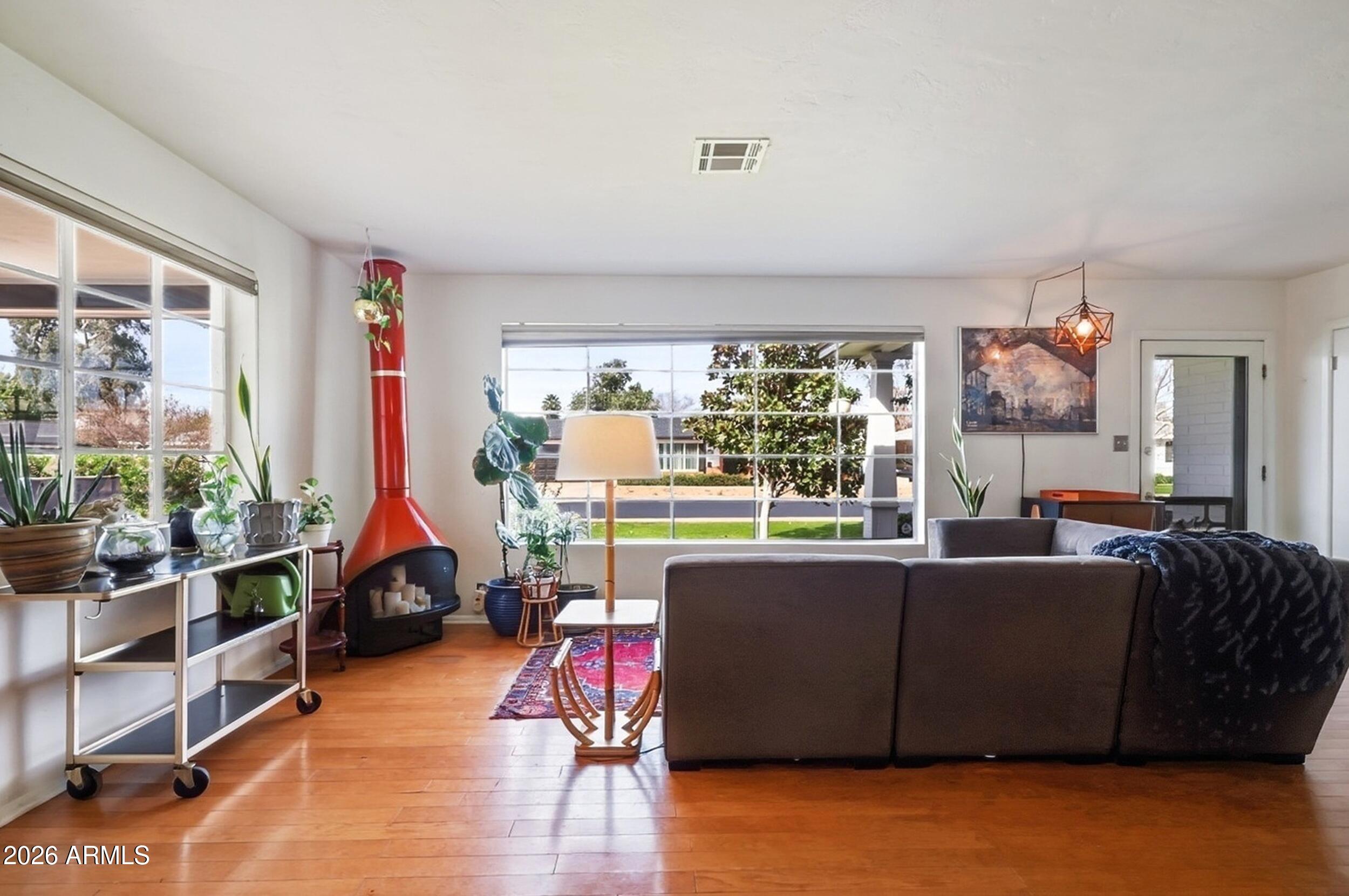 1831 E MINNEZONA Avenue