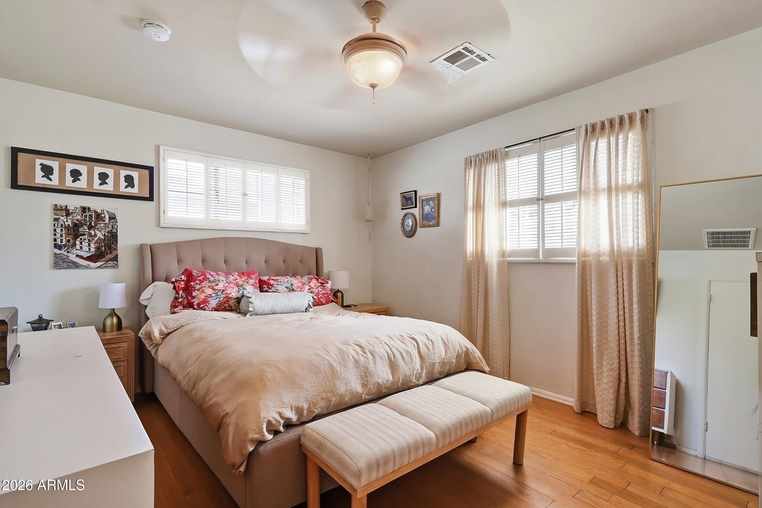 1831 E MINNEZONA Avenue