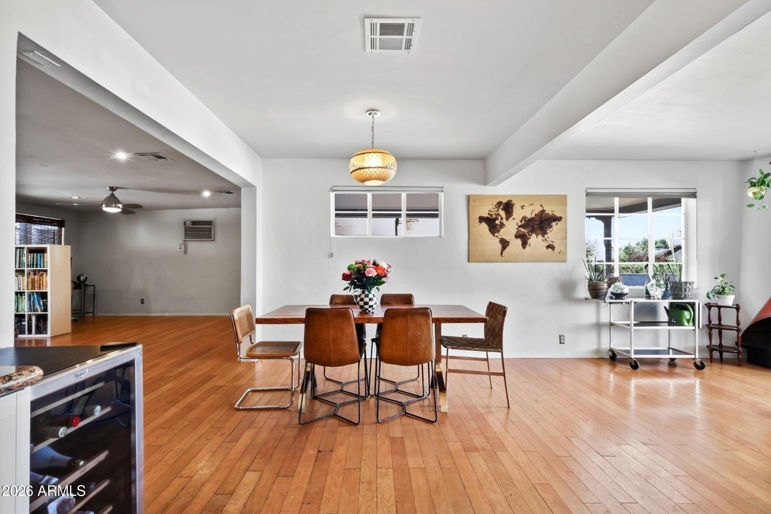 1831 E MINNEZONA Avenue