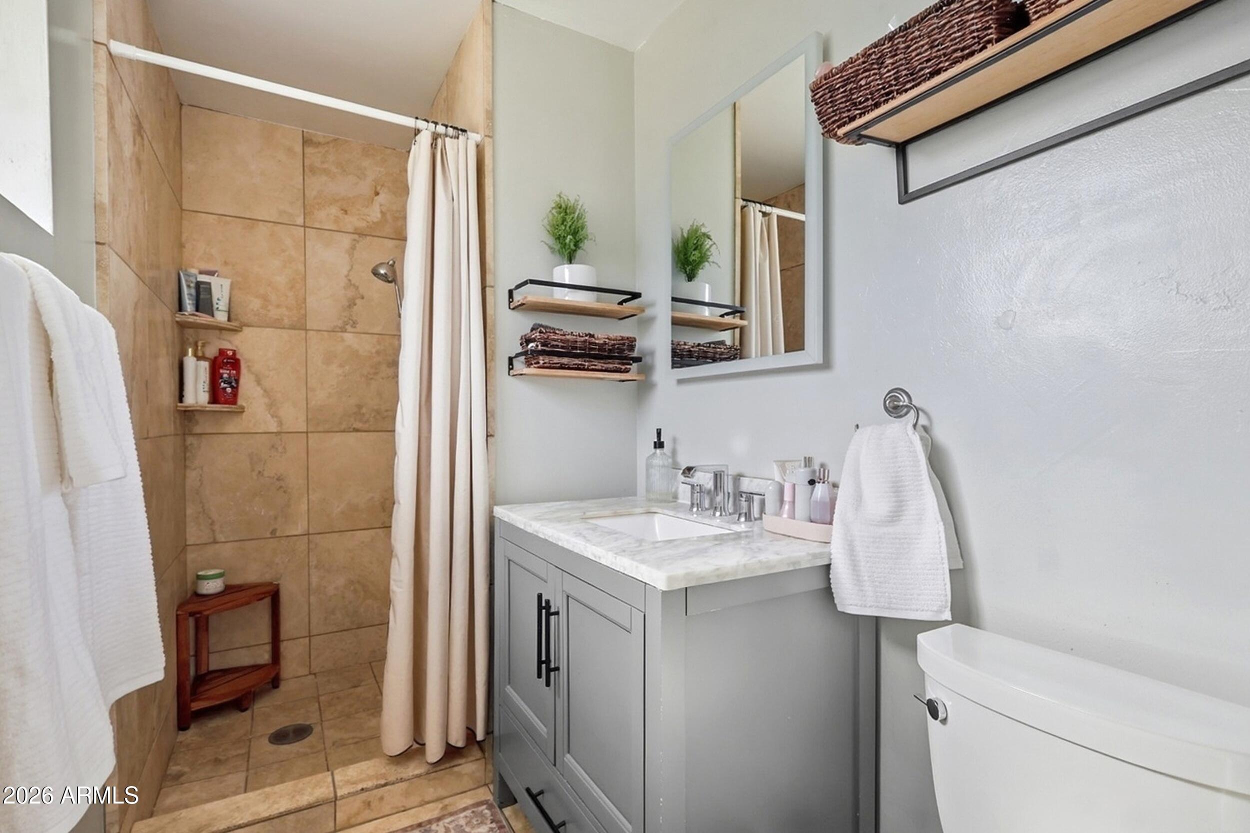 1831 E MINNEZONA Avenue