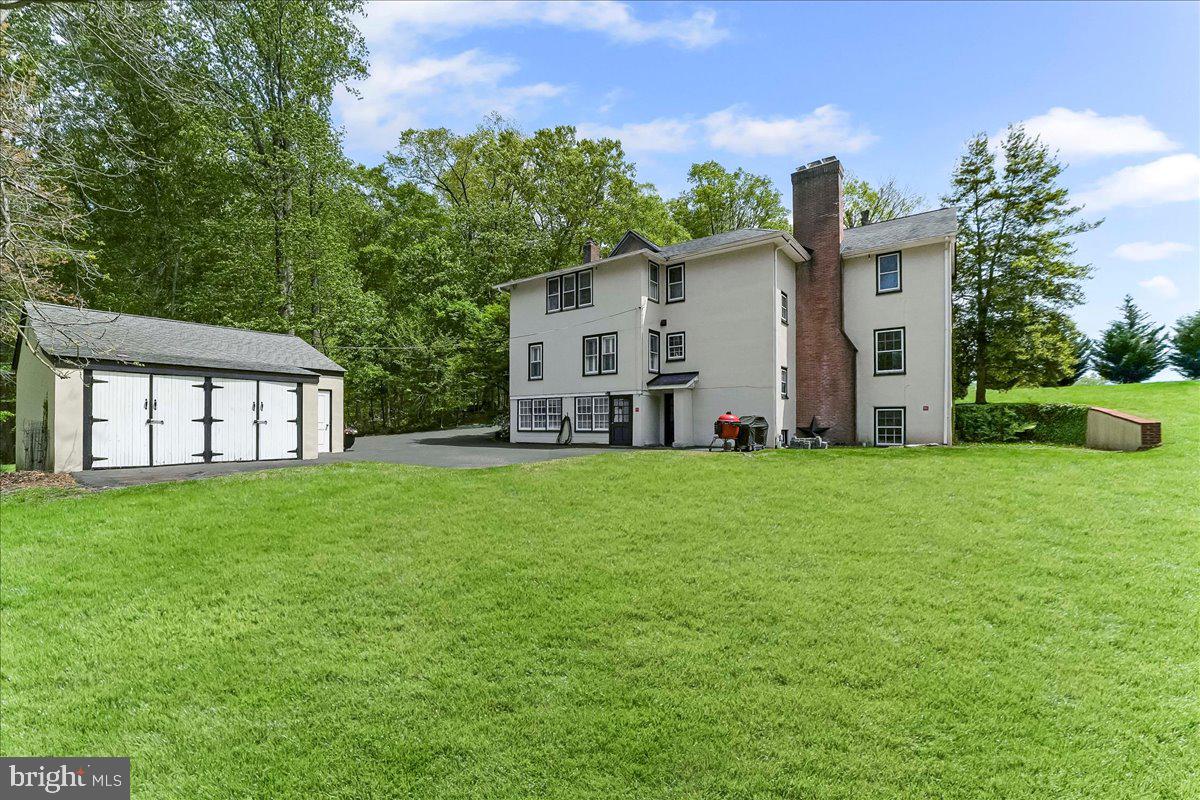915 CENTRE ROAD