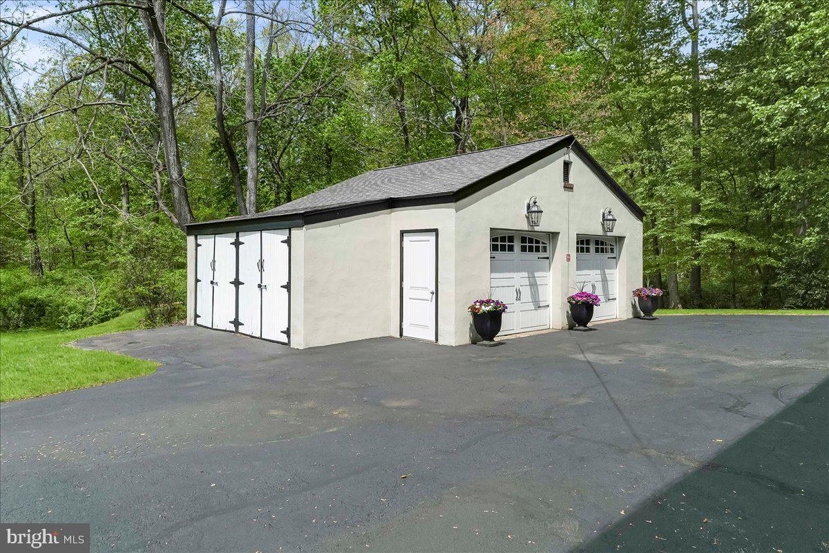 915 CENTRE ROAD