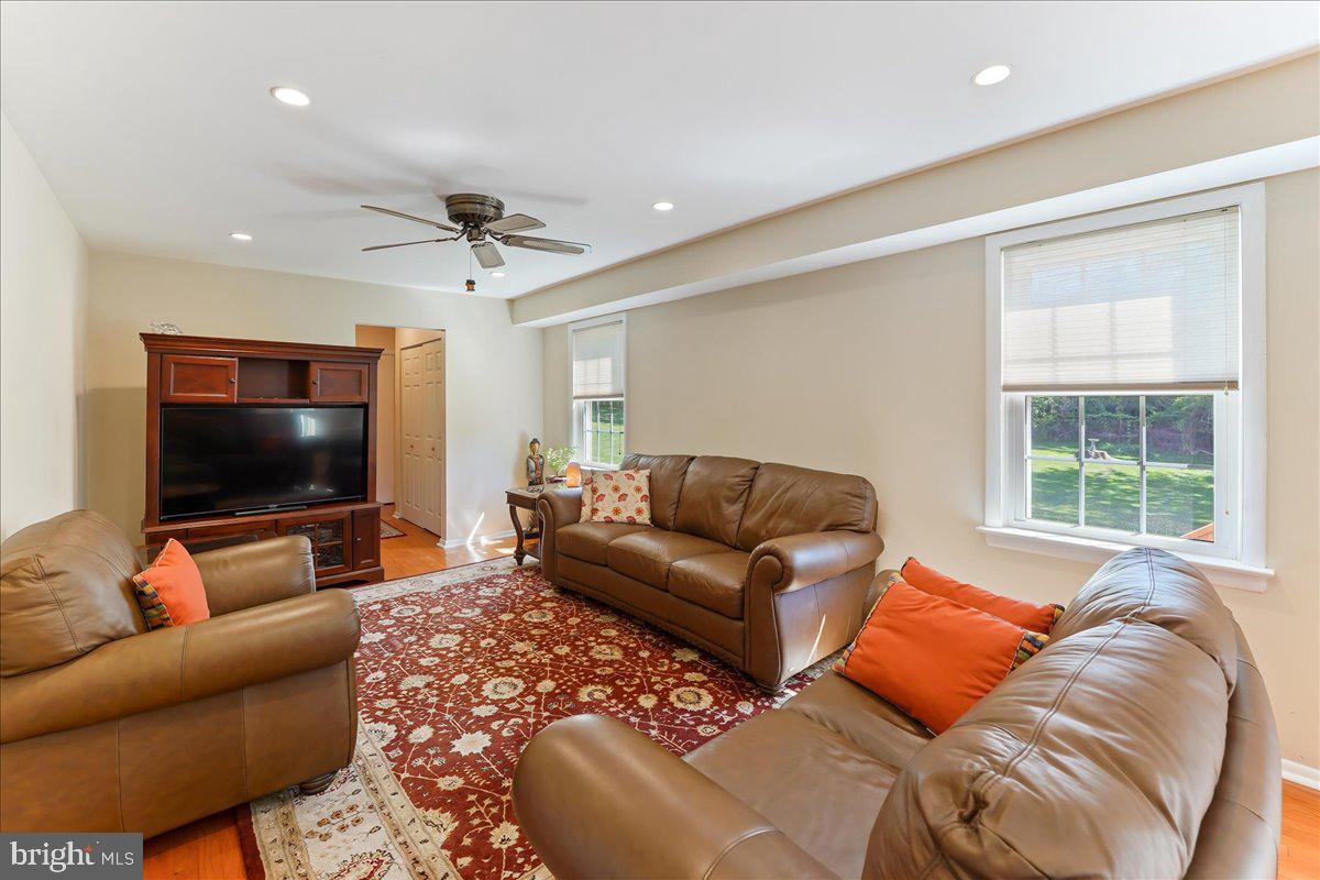 1217 Trafalgar Ln