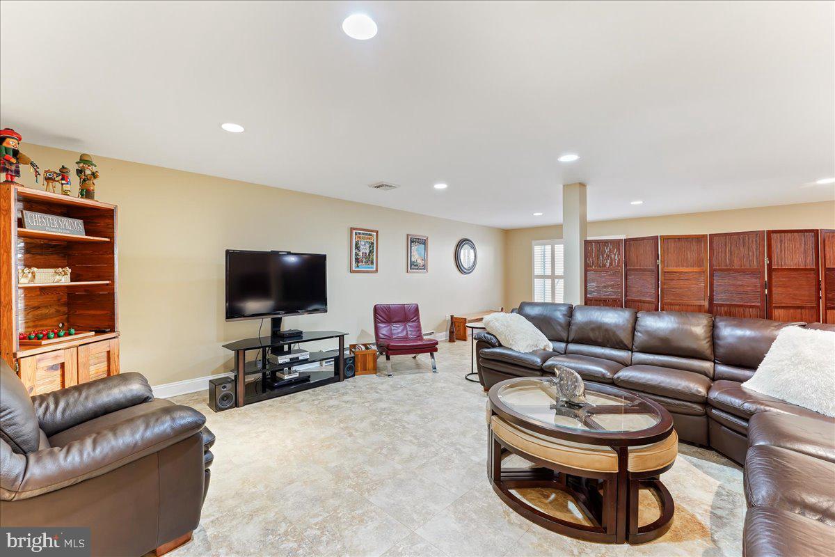 2220 Pembroke Ln