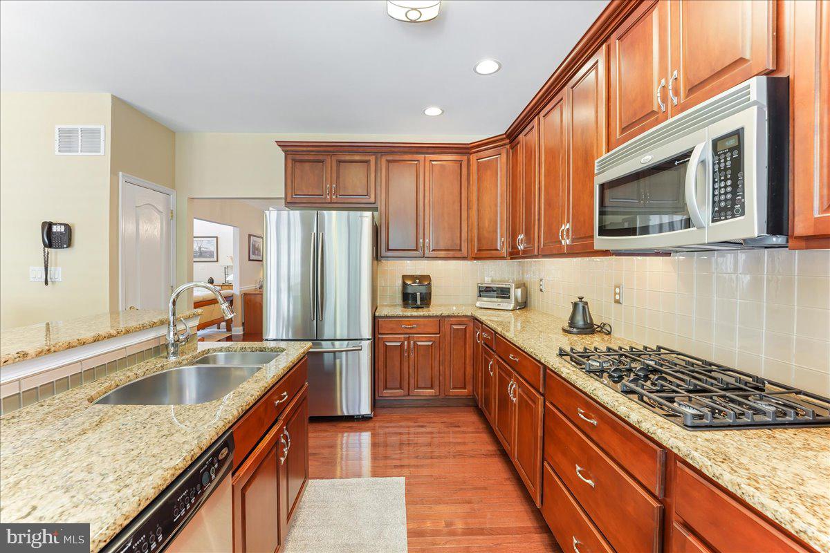 2220 Pembroke Ln