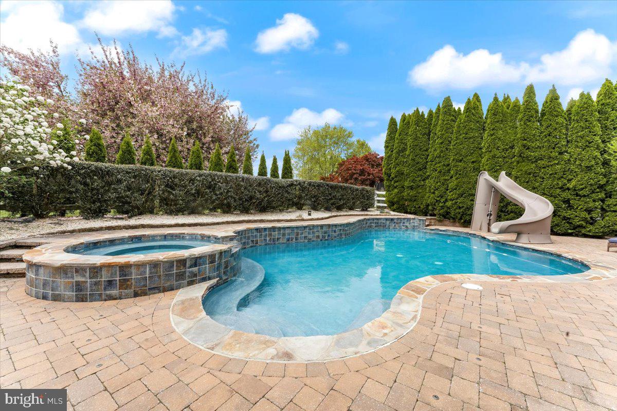 228 Weatherhill Dr