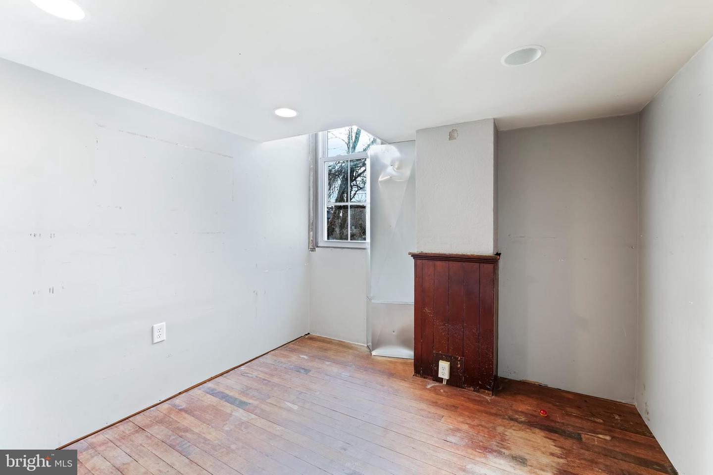 120 E 2nd St
