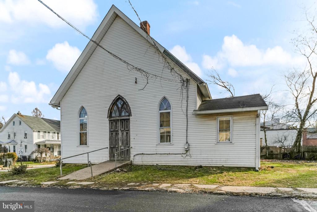 120 E 2nd St