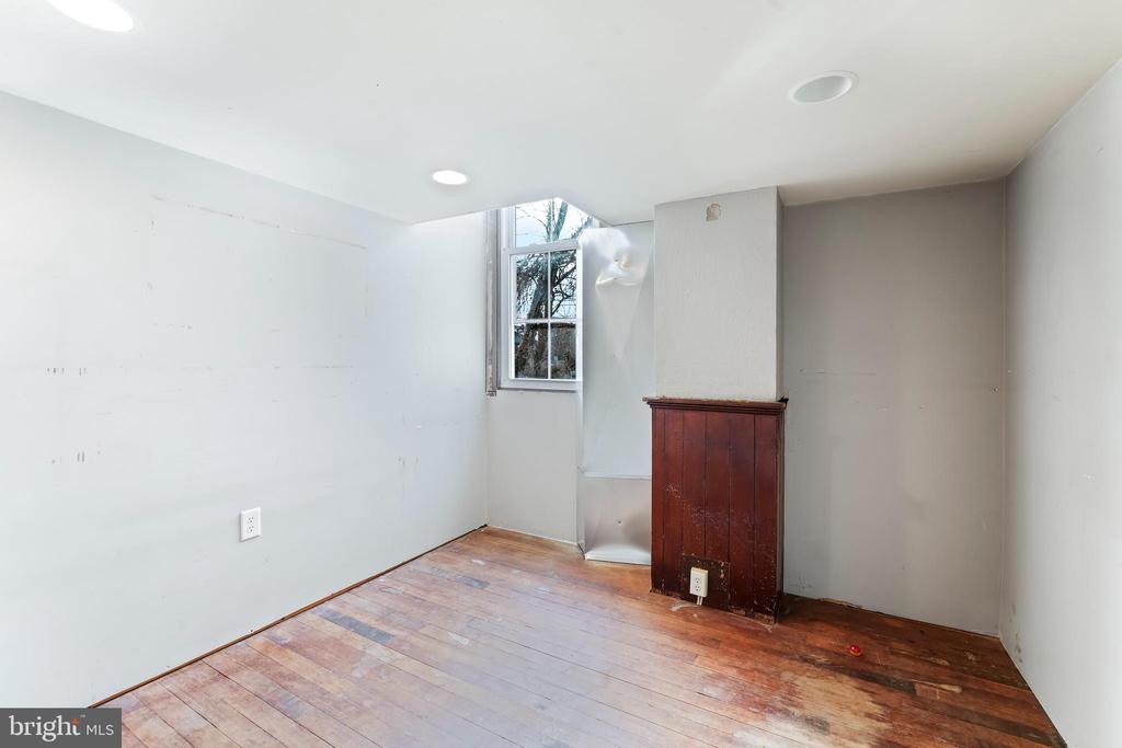120 E 2nd St