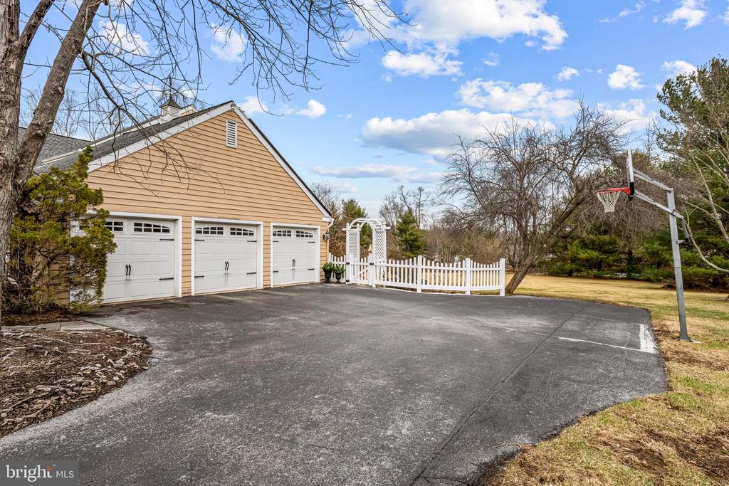 365 Country Ln