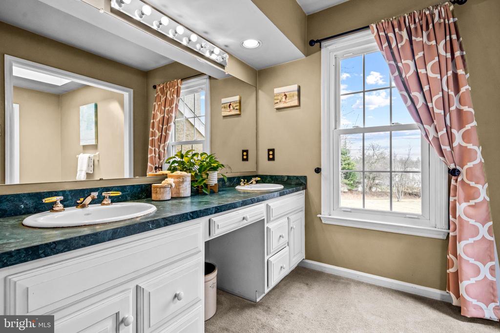 365 Country Ln