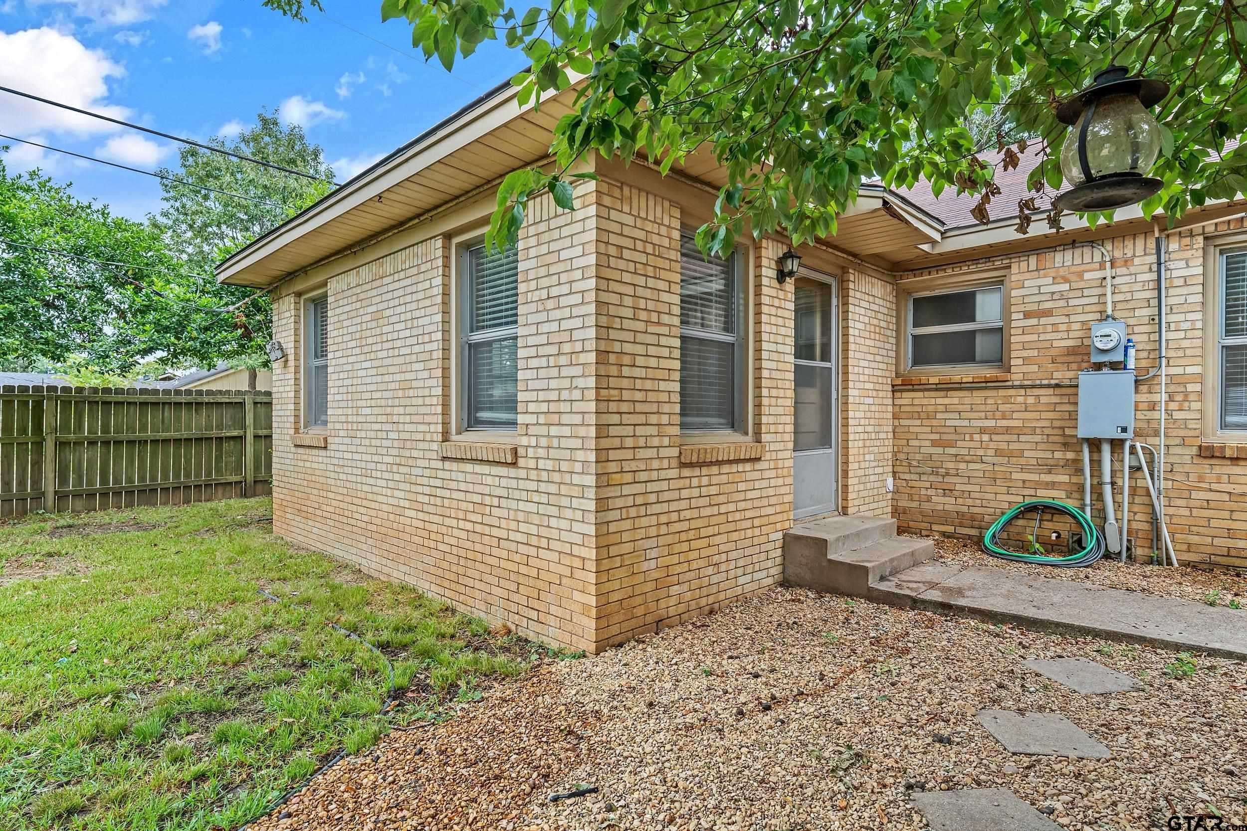 2015 S Sneed Ave