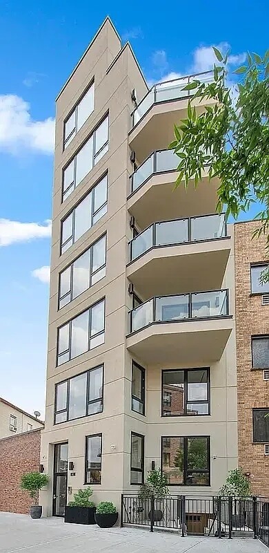 61 N HENRY Street GARDEN1