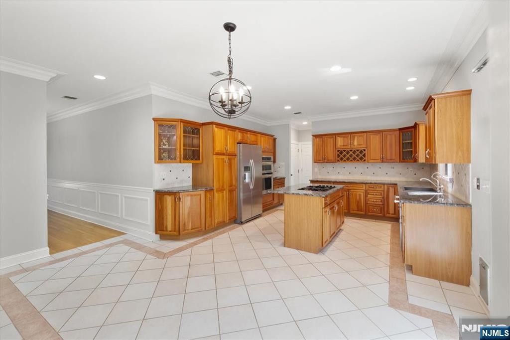 6 Hunting Ridge Court