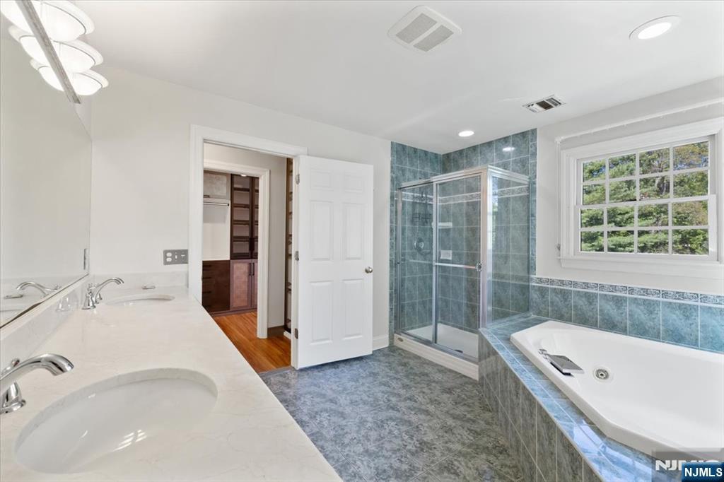 6 Hunting Ridge Court