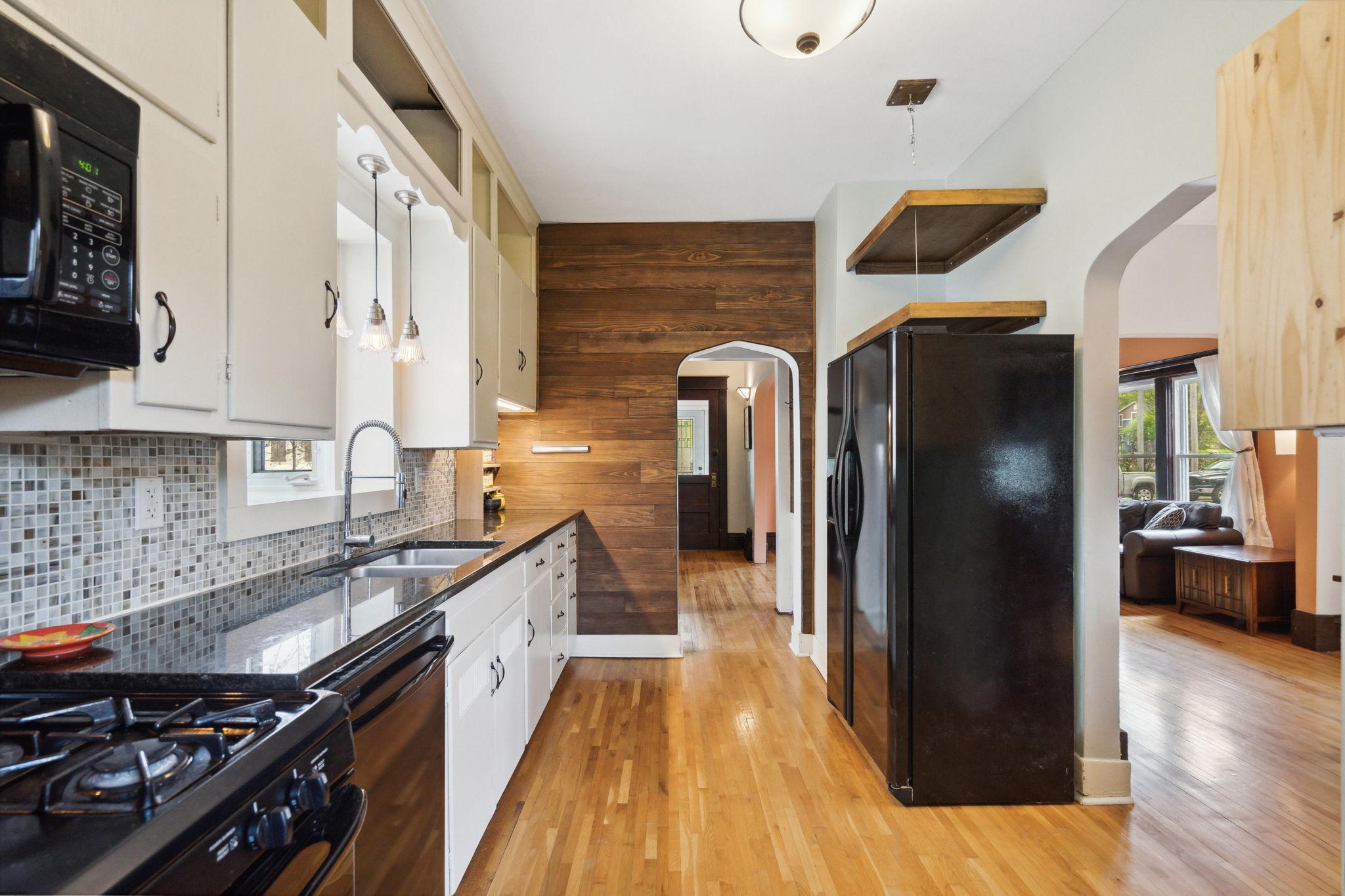 275 Stevens Street W