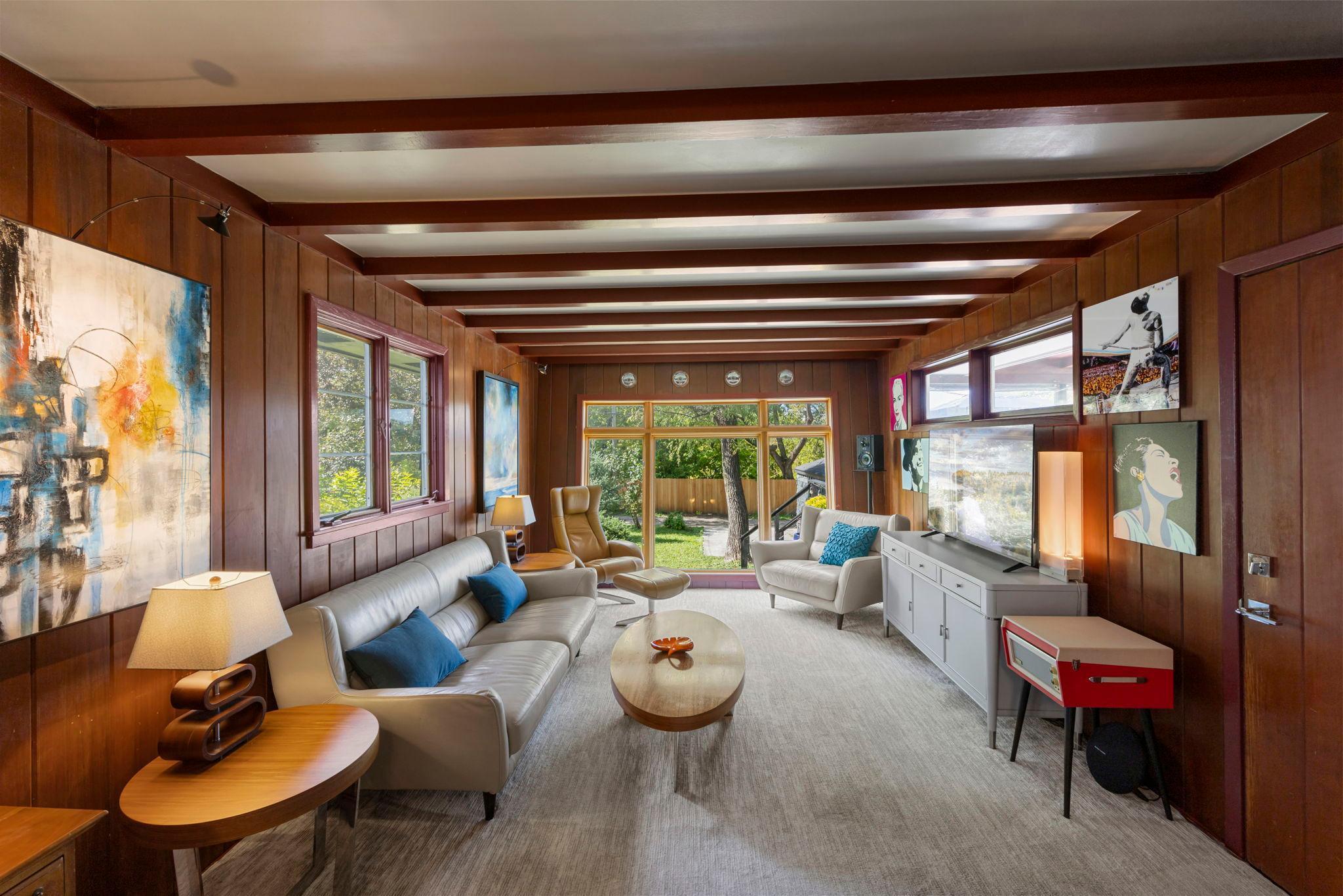 32 Sheridan Avenue S