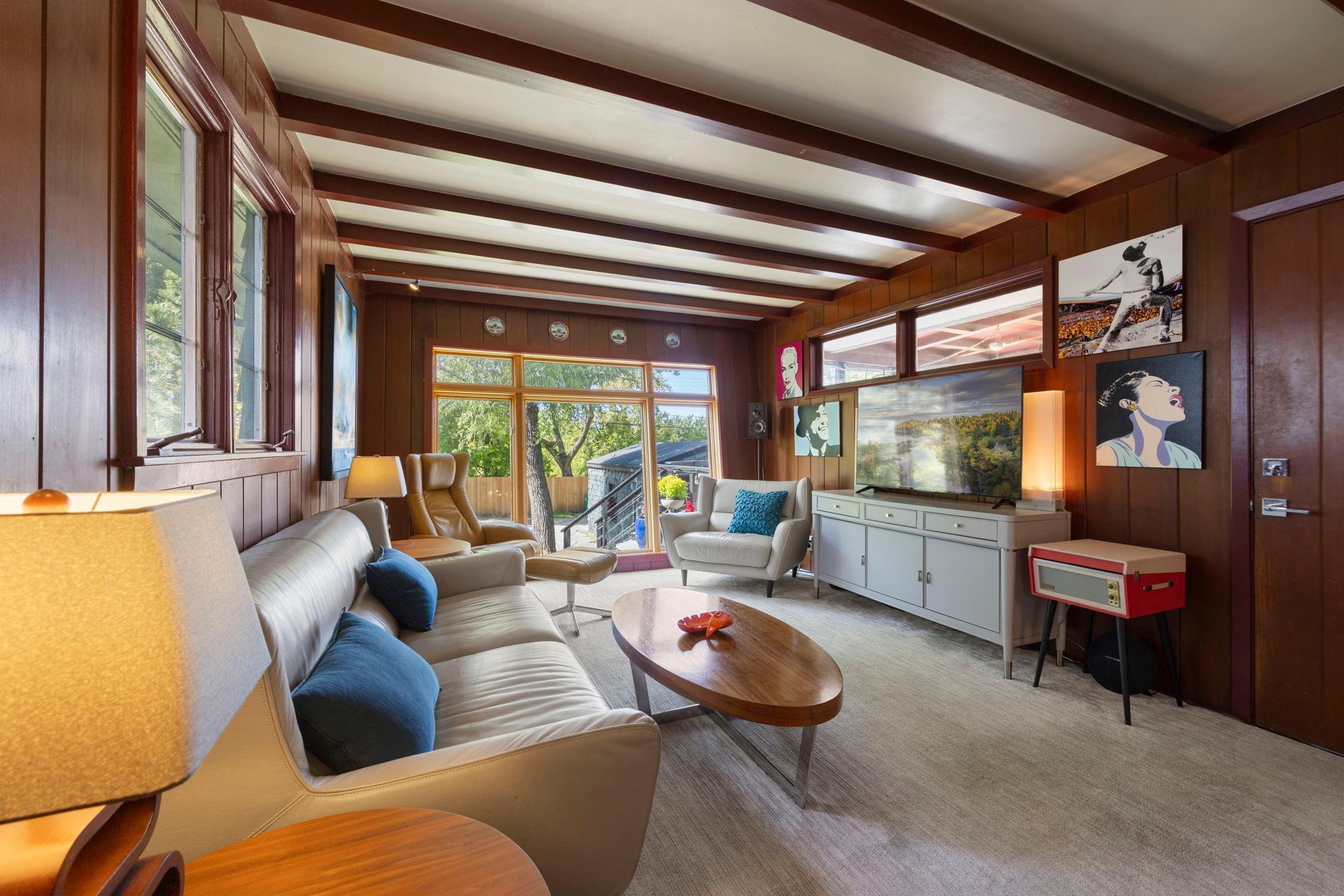 32 Sheridan Avenue S