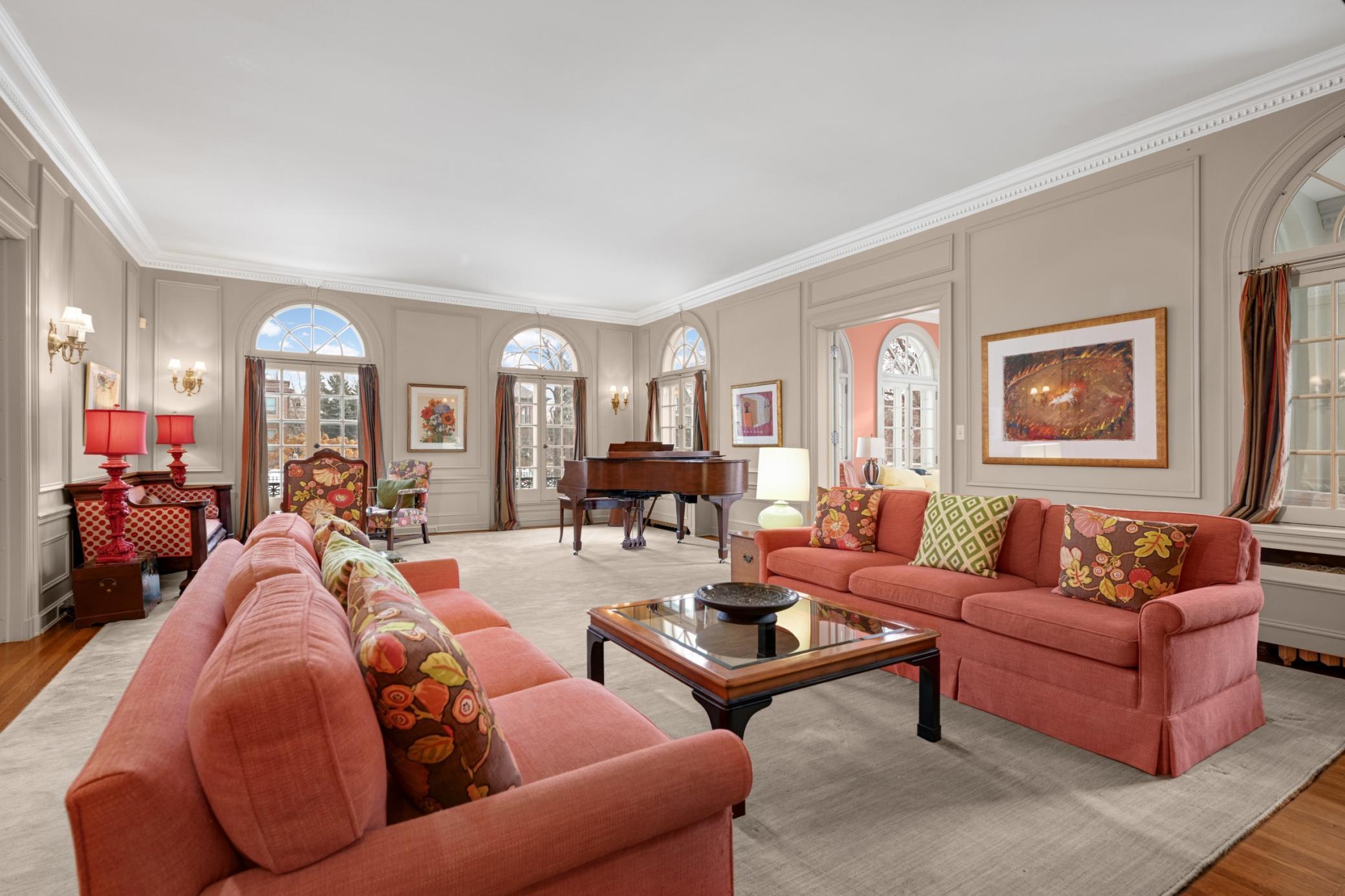 2400 Pillsbury Avenue S