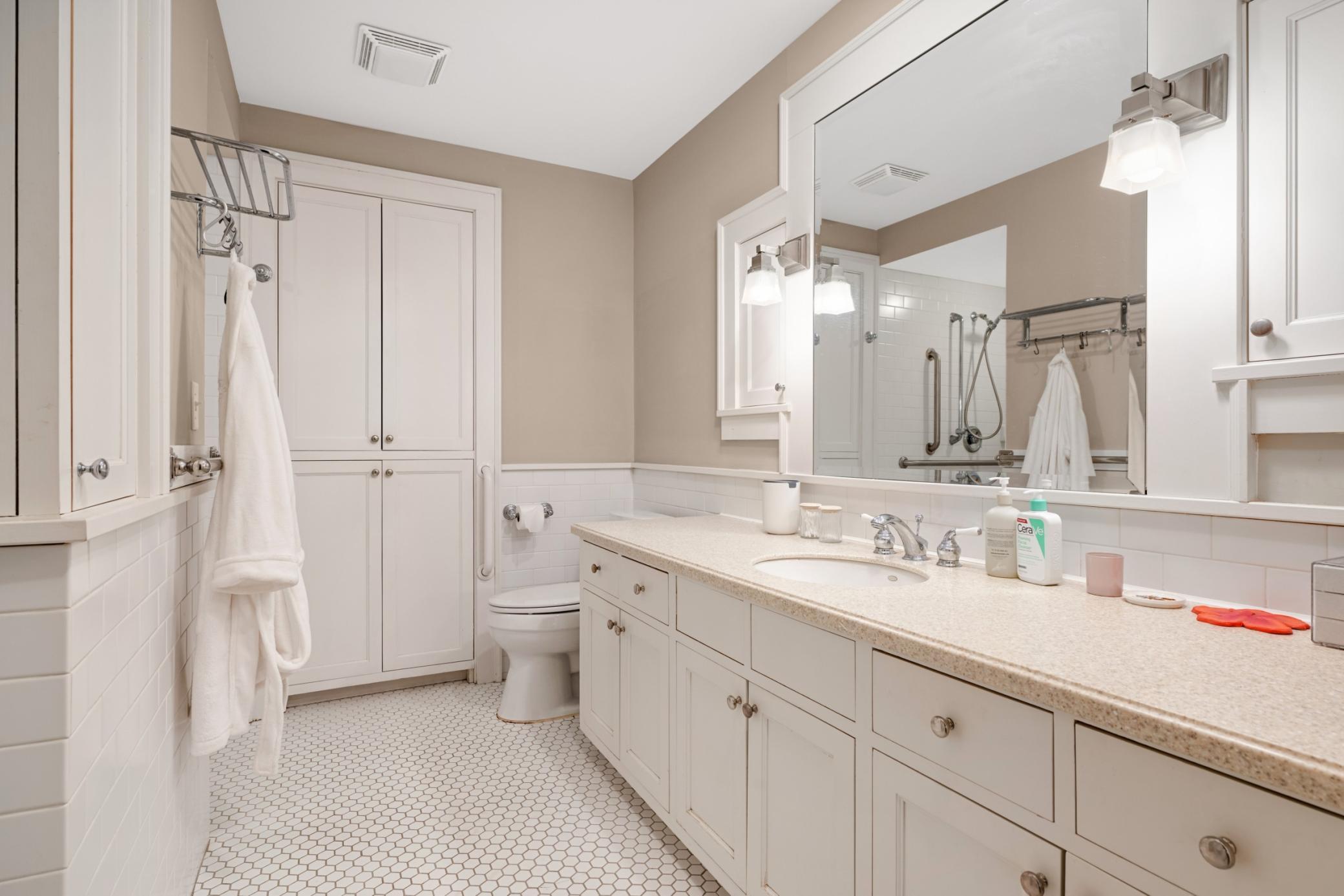 2400 Pillsbury Avenue S