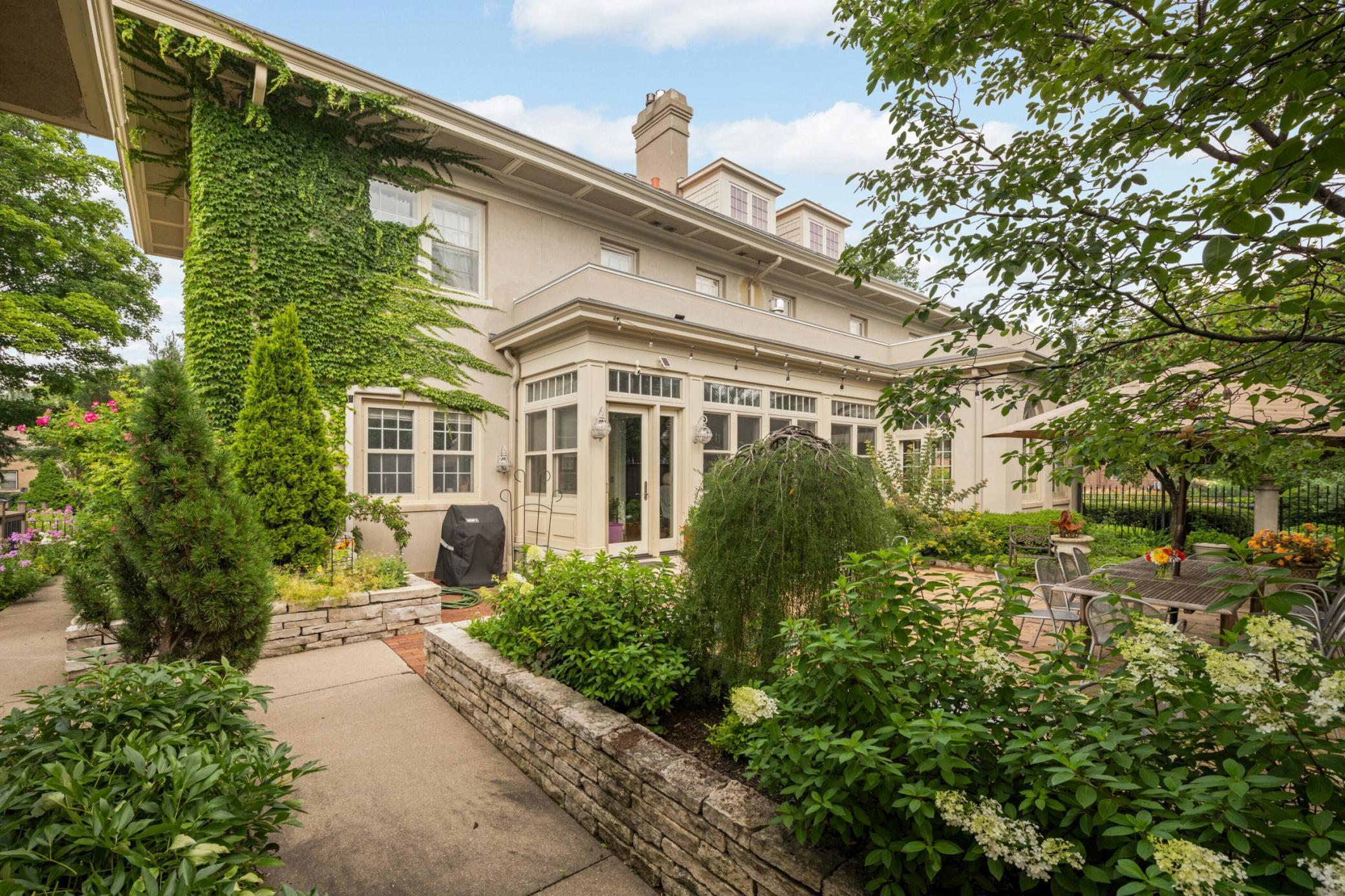 2400 Pillsbury Avenue S