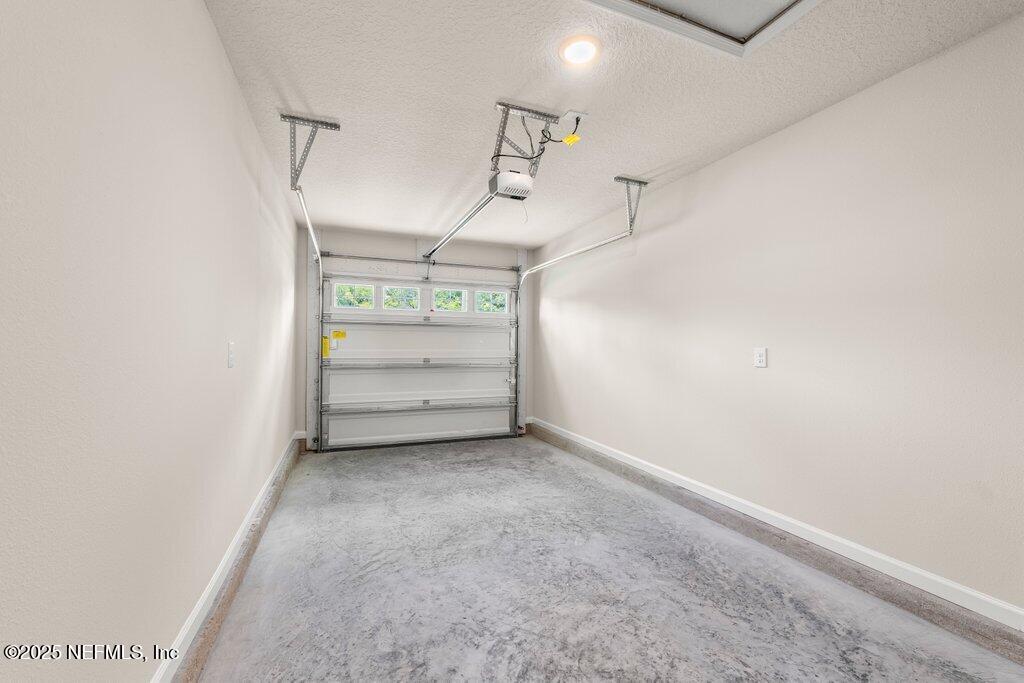 868 ROBINSON Avenue
