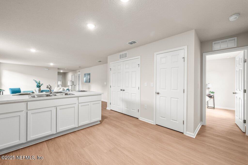 868 ROBINSON Avenue