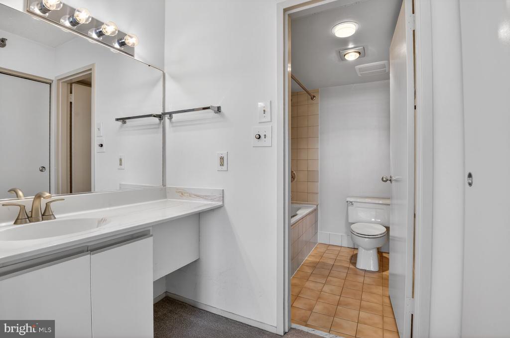 1808 OLD MEADOW ROAD Unit: 1105