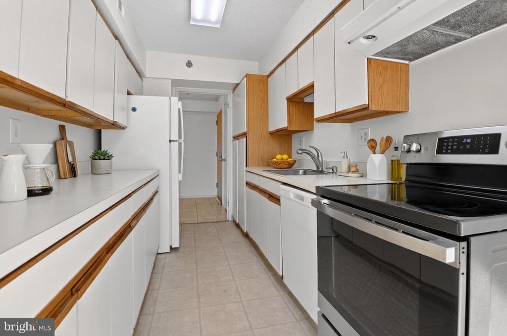 1808 OLD MEADOW ROAD Unit: 1105