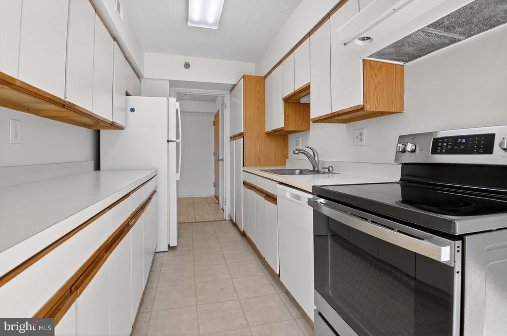 1808 OLD MEADOW ROAD Unit: 1105